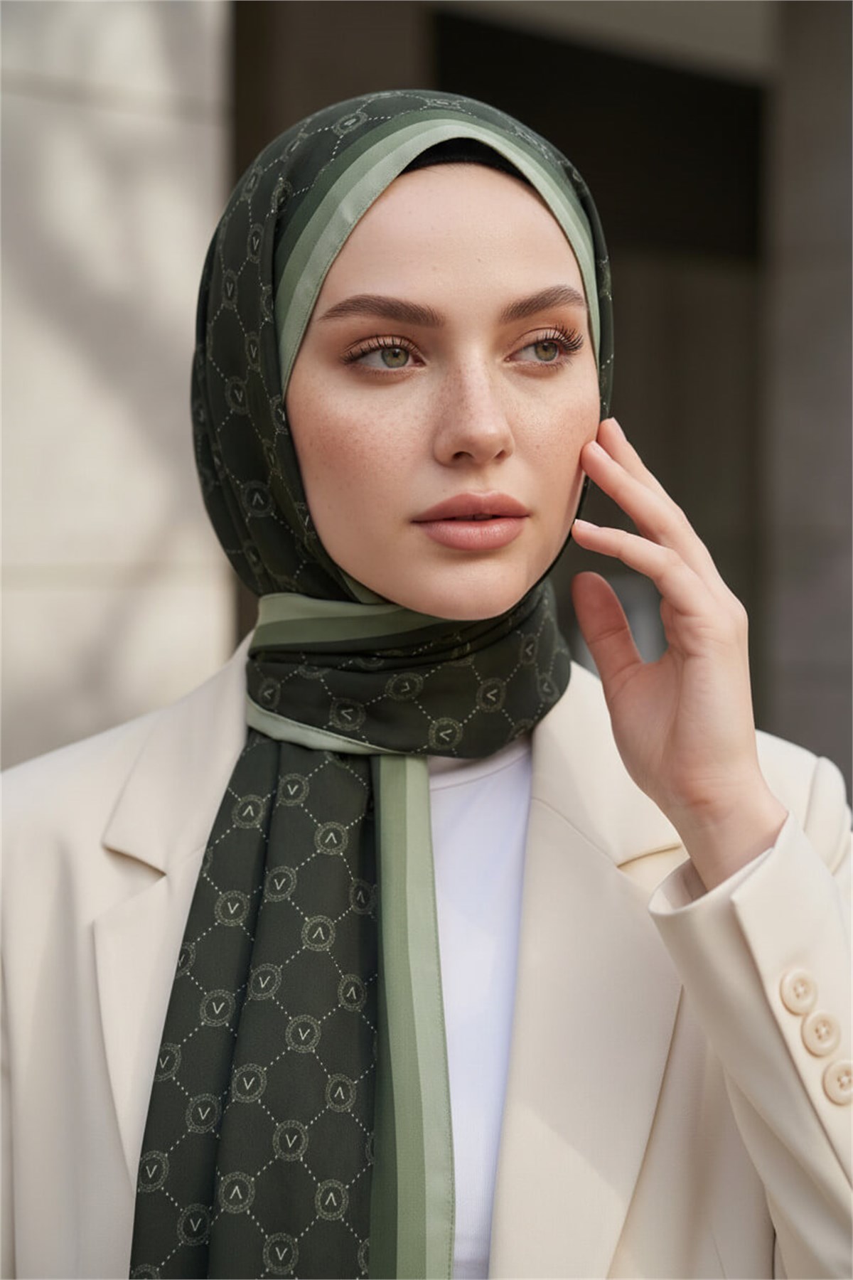 KREP MONOGRAM DESENLİ HAKİ RENKLİ 75X195 KIRIŞMAZ ŞAL