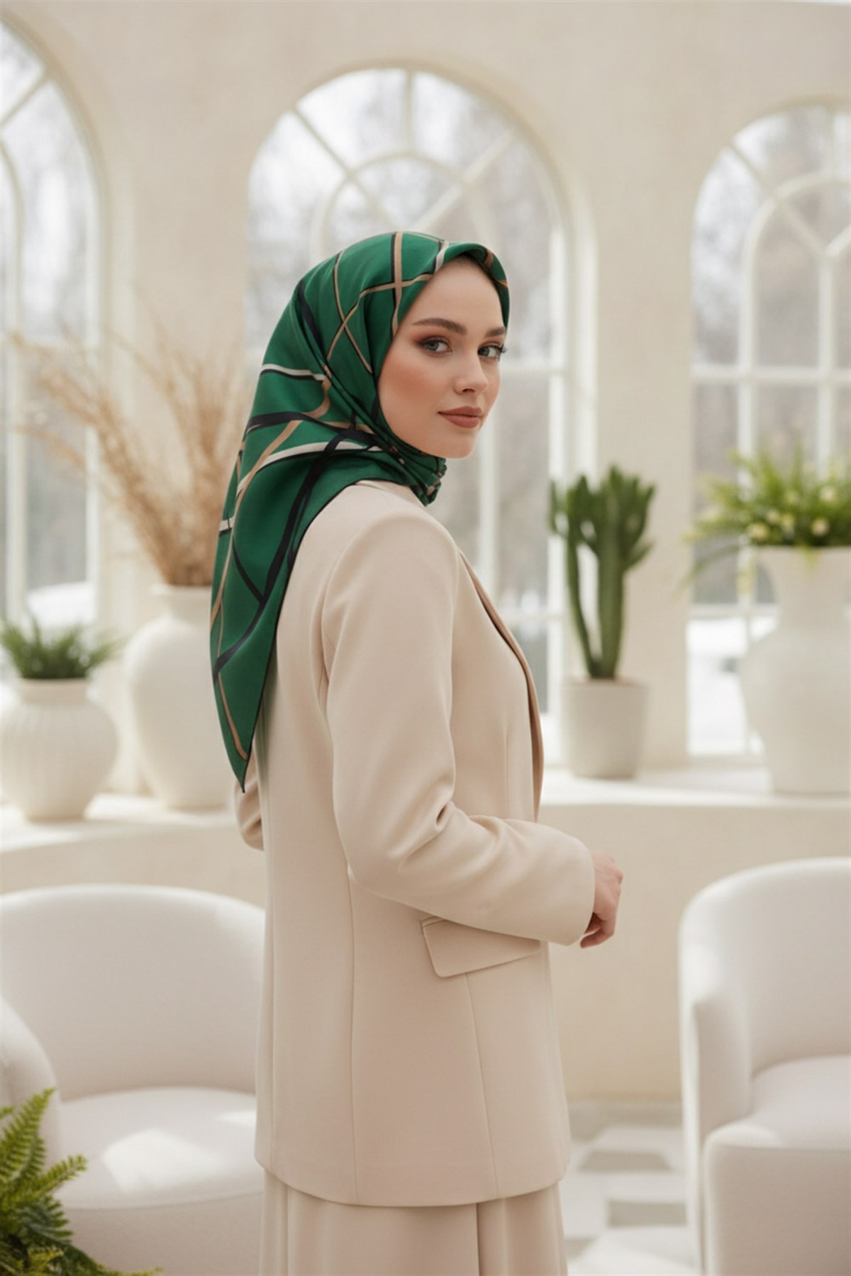 %100 Twill İpek Çizgili Desenli Zümrüt Yeşili - Siyah Renkli 90x90 Eşarp Dikim Şekli : El Dikişi