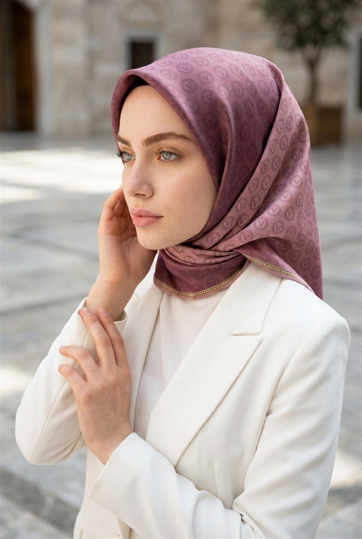 %100 Twill İpek Monogram Desenli Gül Kurusu Renkli 90x90 Eşarp Dikim Şekli : El Dikişi