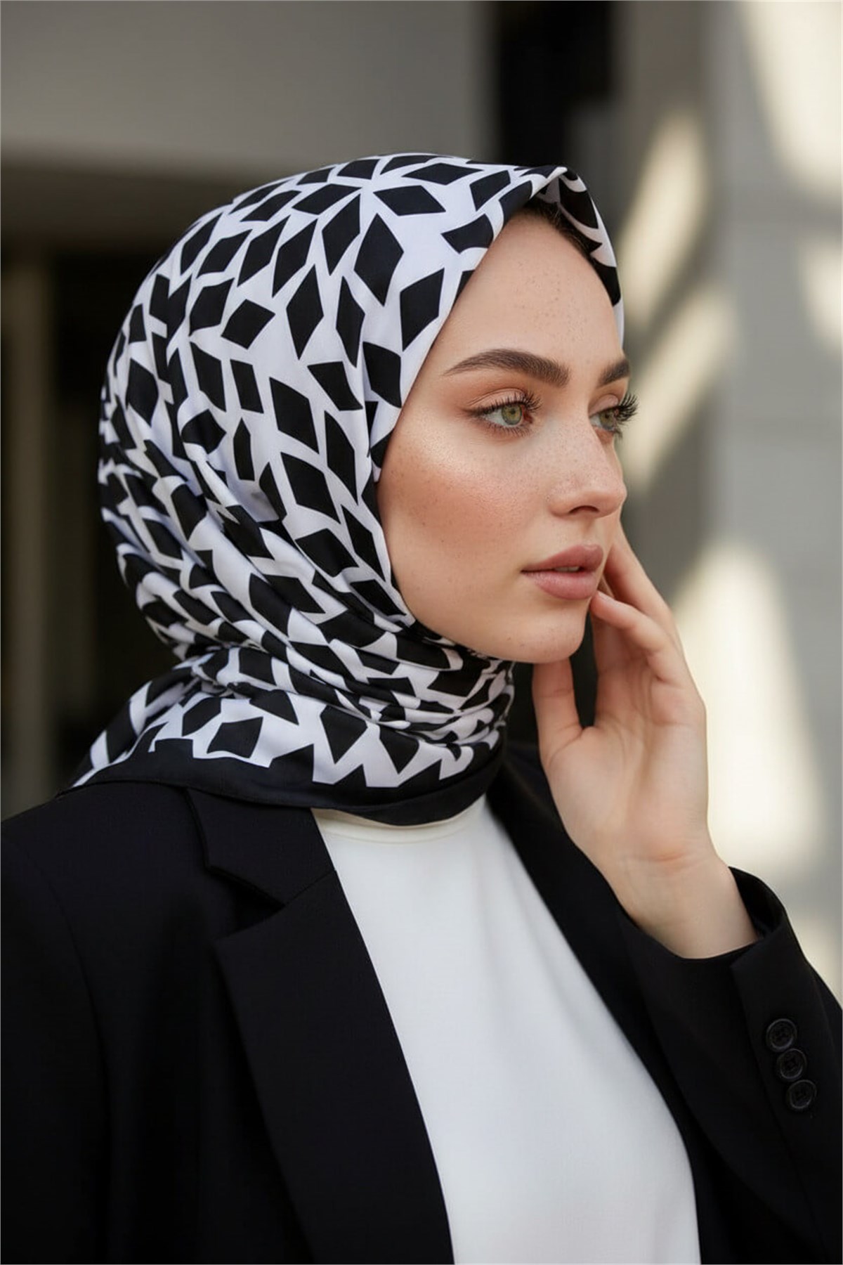 KREP GEOMETRİK DESENLİ SİYAH - BEYAZ RENKLİ 75X195 KIRIŞMAZ ŞAL
