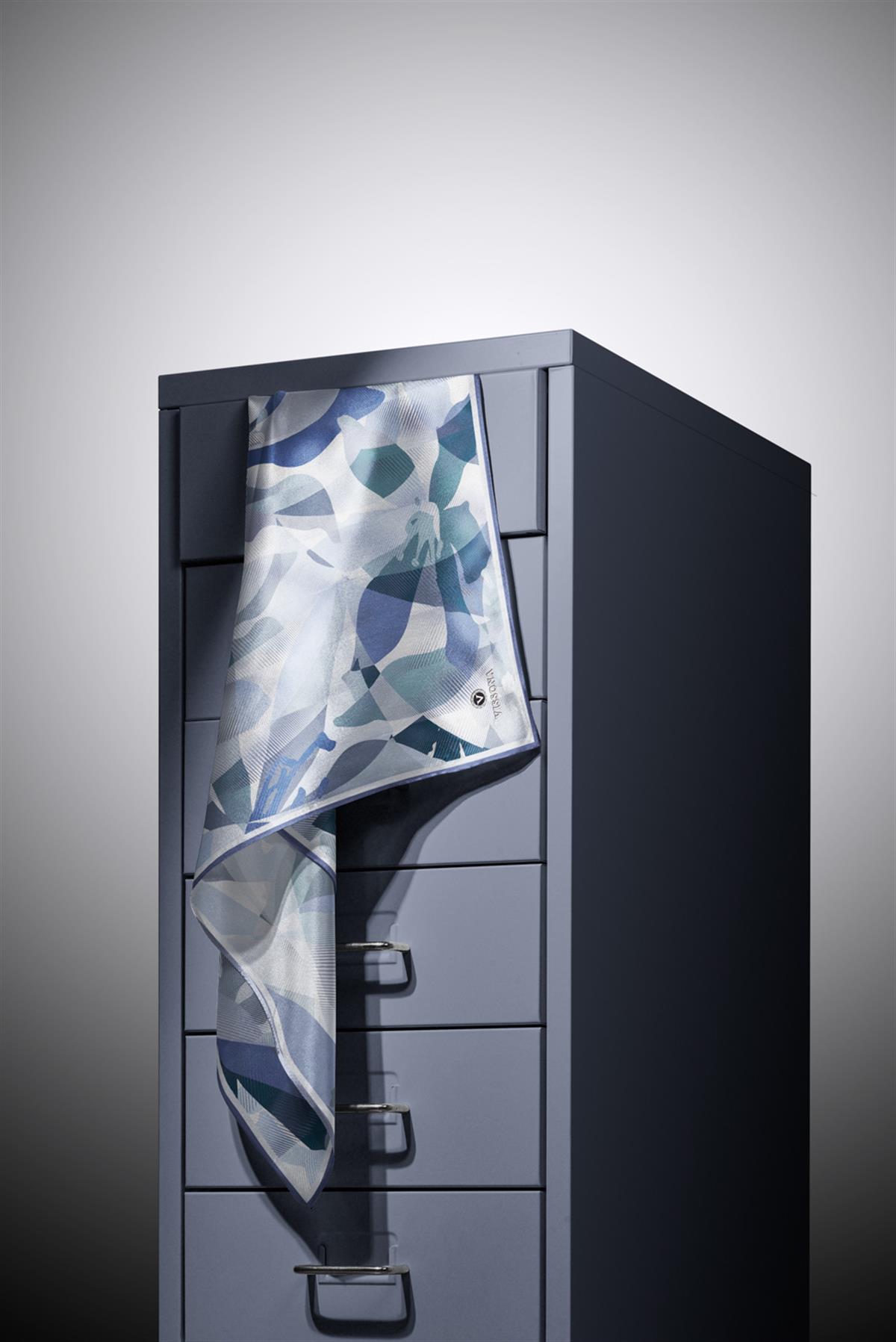 %100 Twill İpek Çiçek Desenli Bebe Mavisi - Petrol Yeşili Renkli 90x90 Eşarp Dikim Şekli : El Dikişi