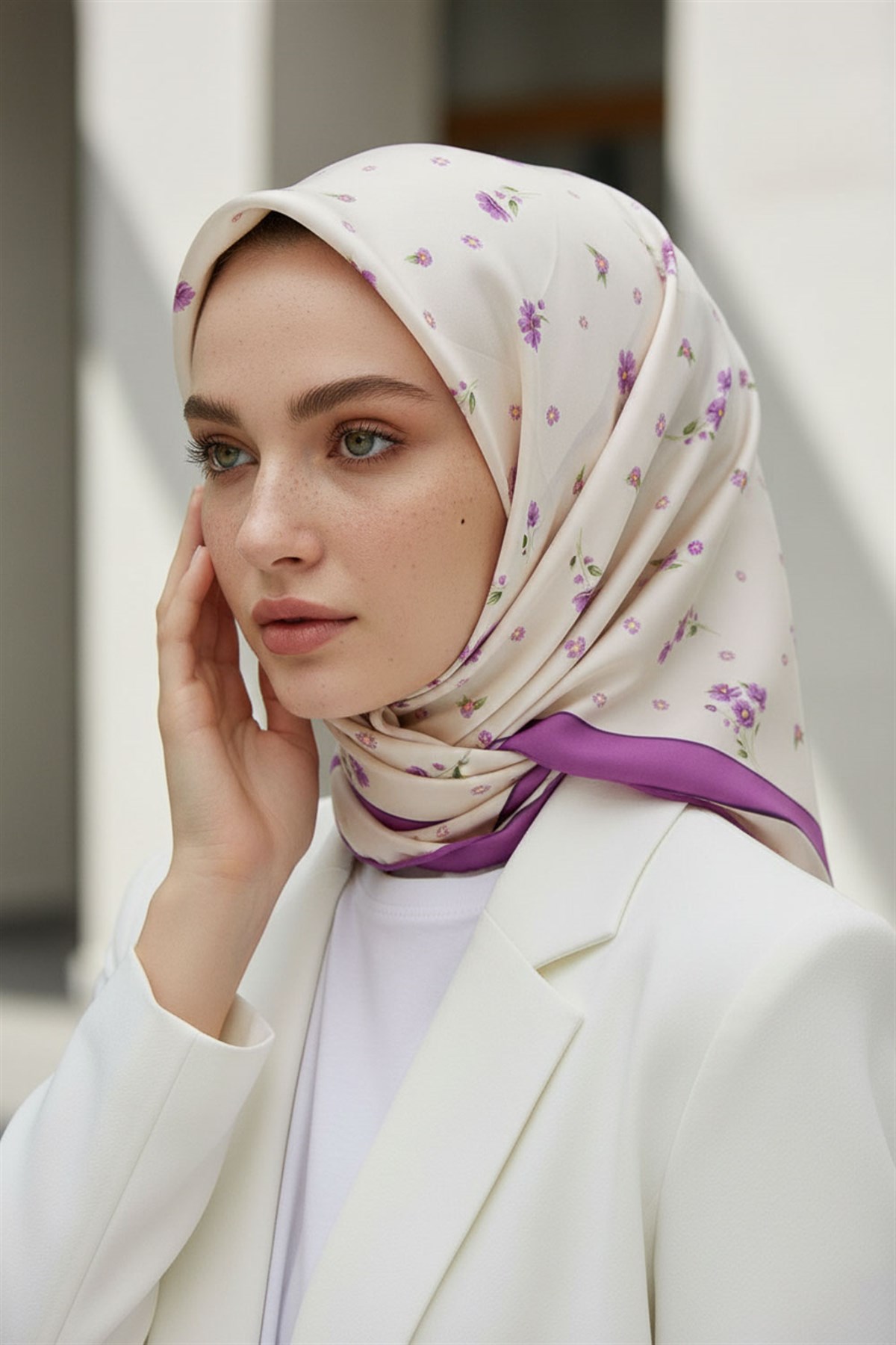 100% Twill İpek Bordürlü Çıtır Çiçek Desenli Mürdüm Renkli 90x90 Dikim Şekli : El Dikişi Eşarp