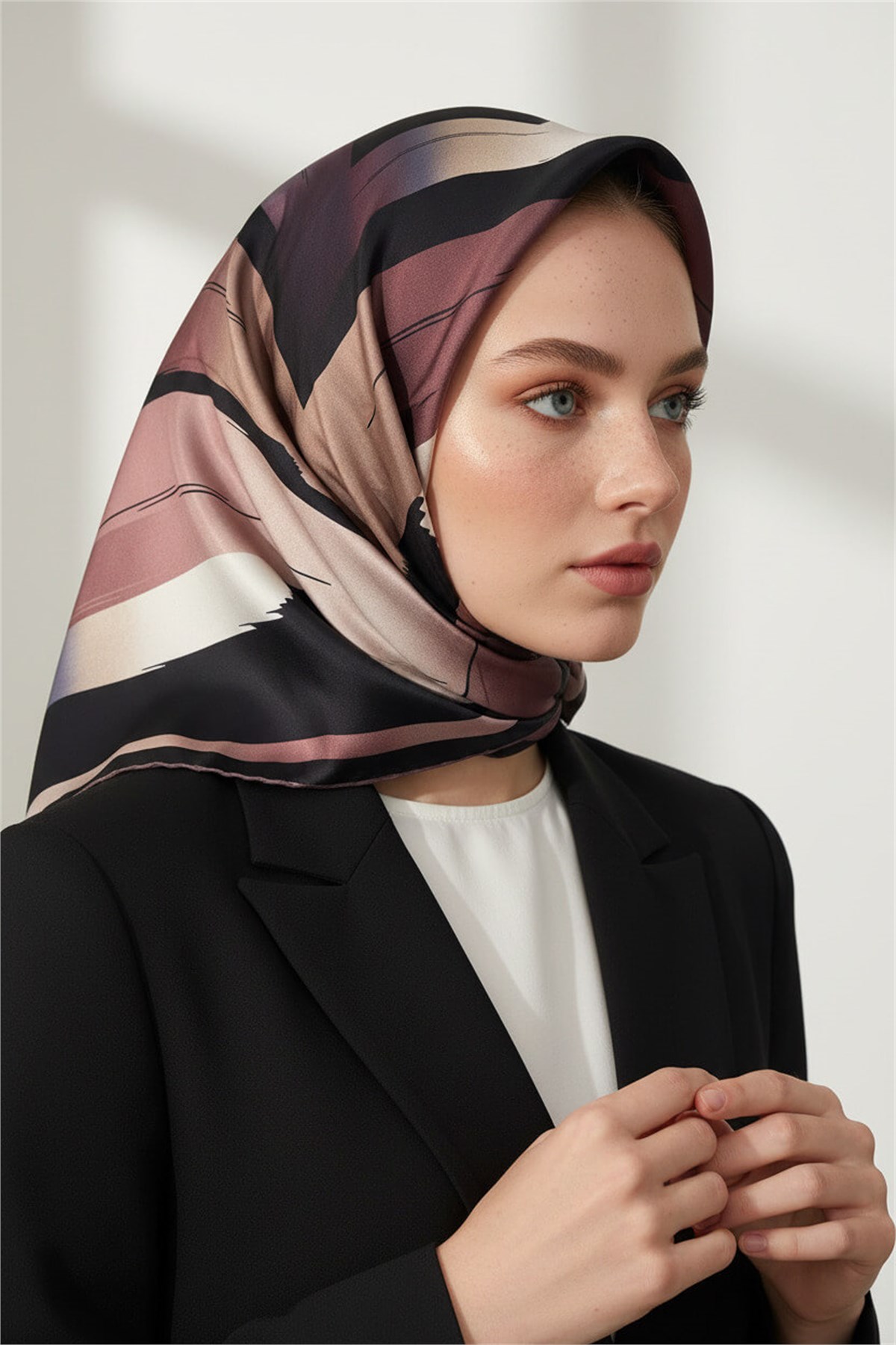 %100 Twill İpek Geometrik Fırça İzi Desenli Siyah - Gül Kurusu Renkli 90x90 Eşarp Dikim Şekli : El Dikişi