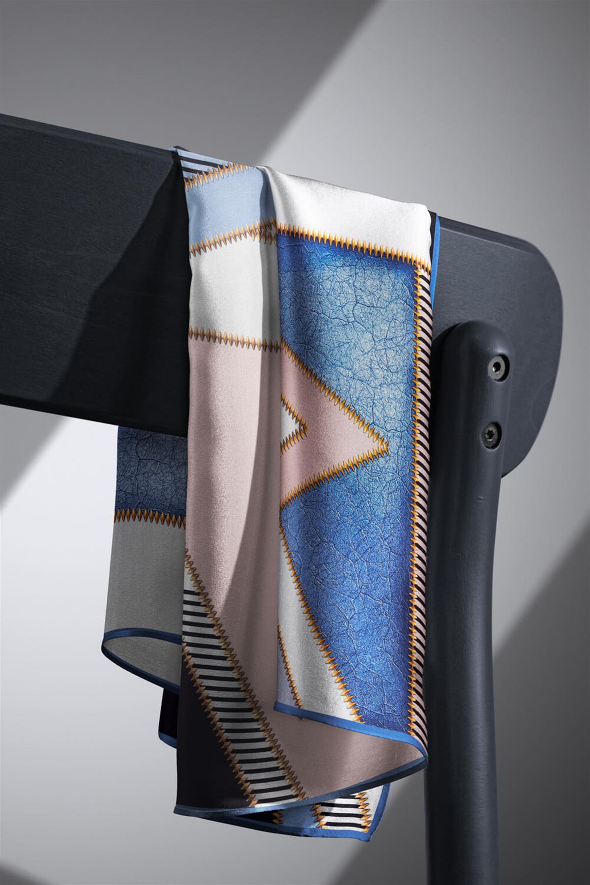 %100 Twill İpek Geometrik Desenli Bebe Mavisi - Siyah Renkli 90x90 Eşarp Dikim Şekli : El Dikişi