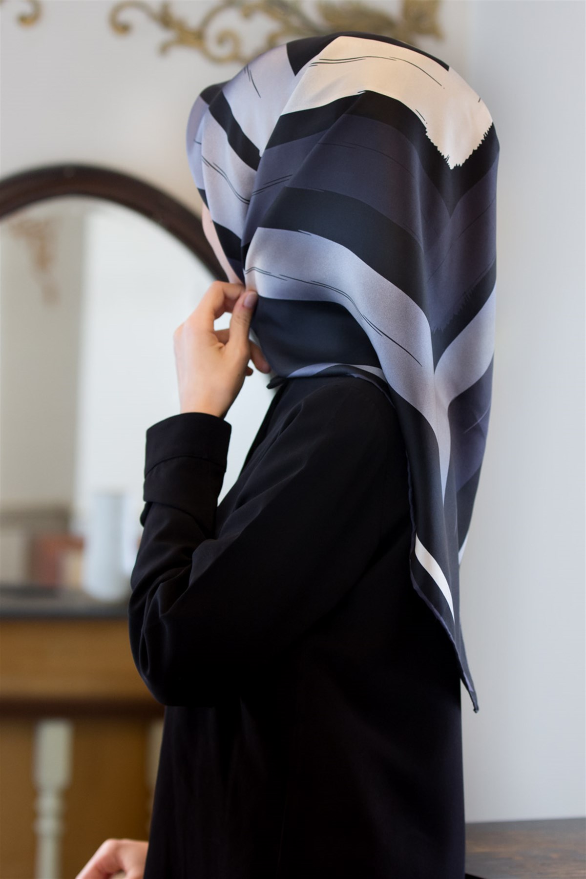 %100 Twill İpek Geometrik Fırça İzi Desenli Siyah - Gri Renkli 90x90 Eşarp Dikim Şekli : El Dikişi