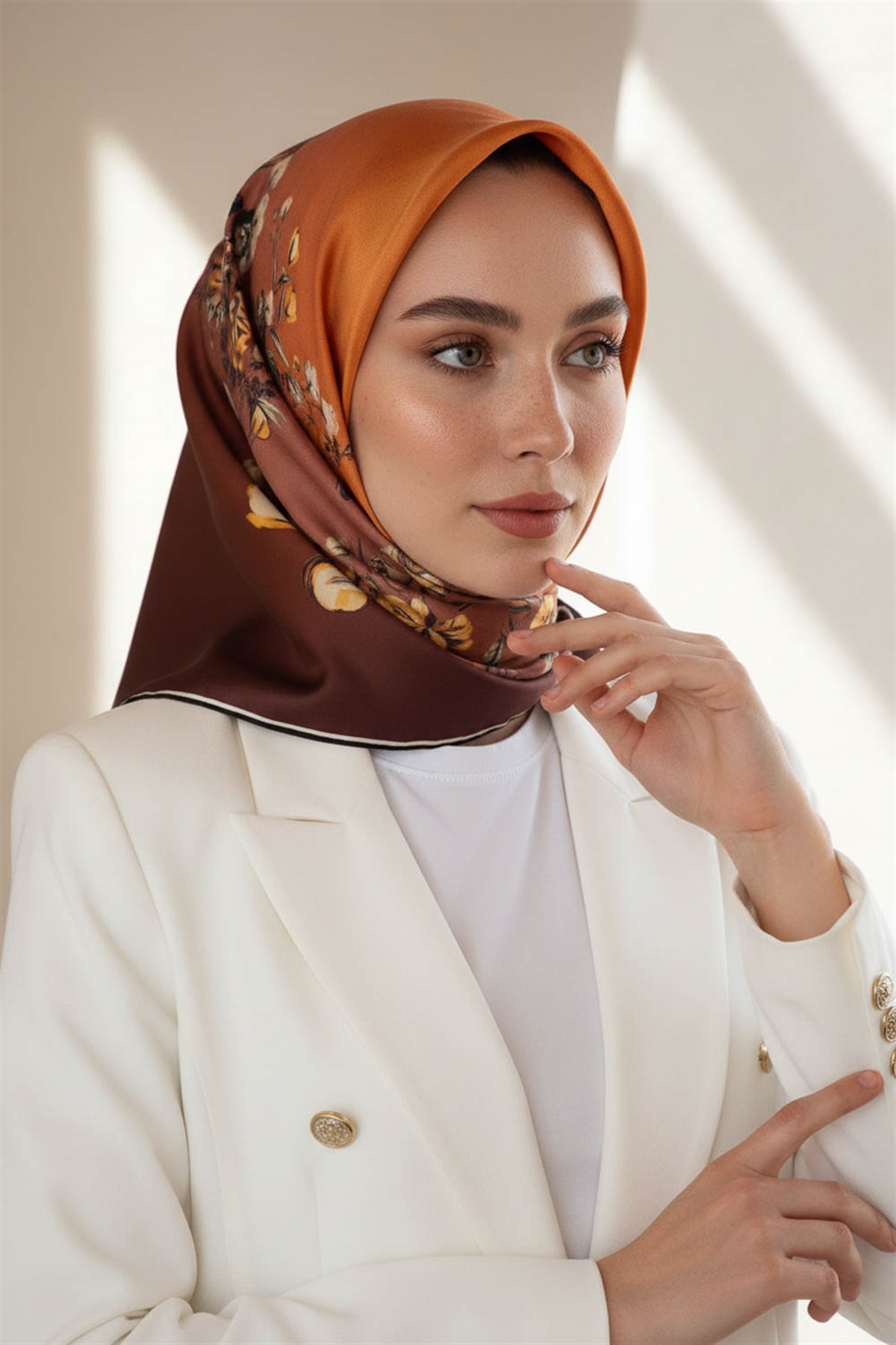 %100 Twill İpek Sonsuz Çiçek Desenli Taba Renkli 90x90 Eşarp Dikim Şekli : El Dikişi