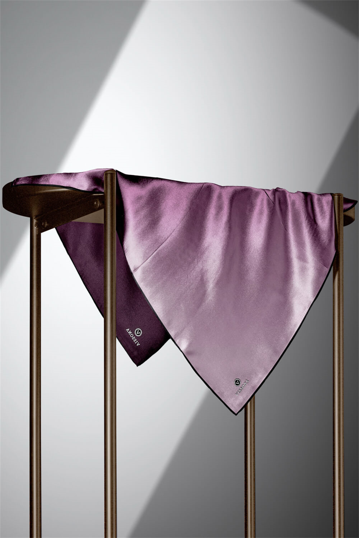 % 57 İPEK % 43 VİSKON Twill İpek Degrade Desenli Gül Kurusu Renkli 90x90 Eşarp Dikim Şekli : El Dikişi