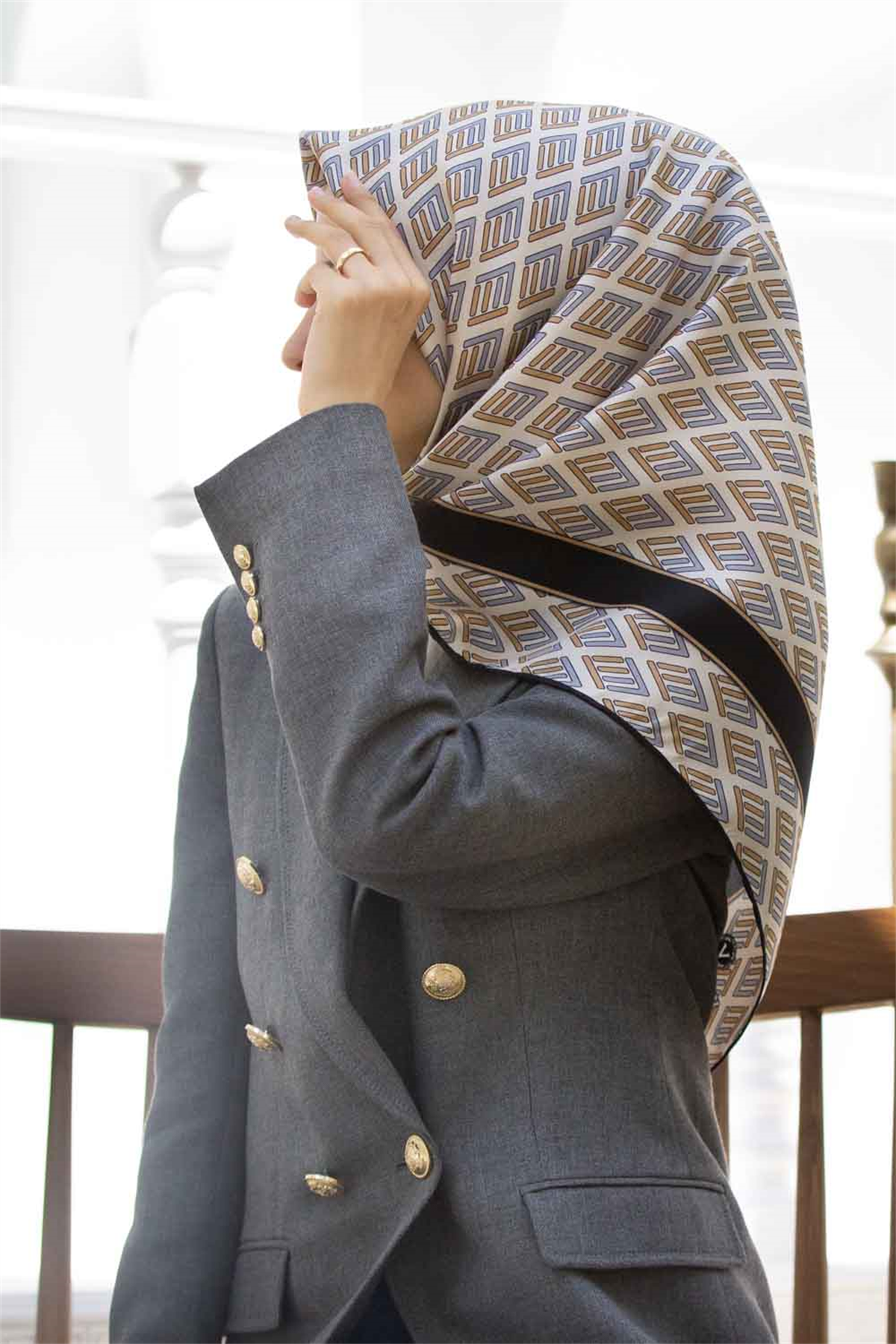 % 57 İPEK % 43 VİSKON Twill İpek Geometrik Desenli Gri - Bej Renkli 90x90 Eşarp Dikim Şekli : El Dikişi