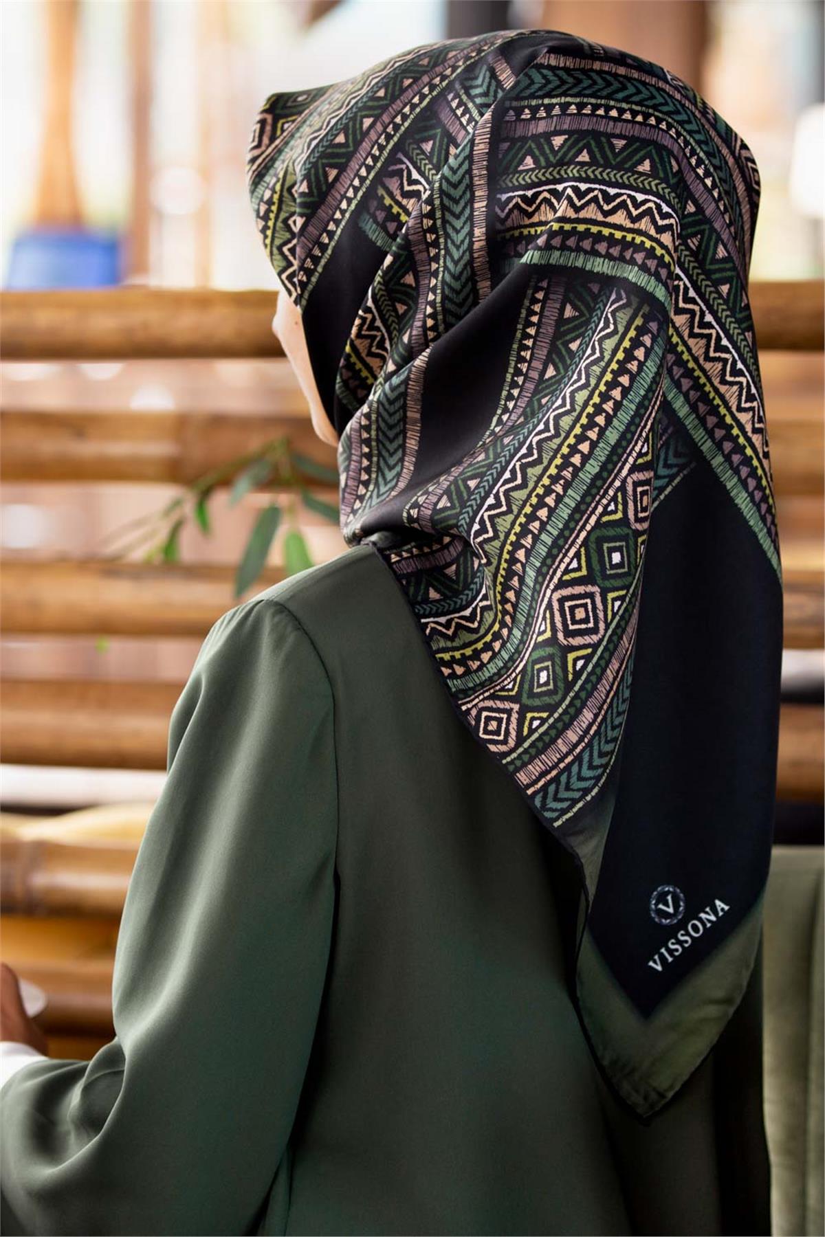 %100 Twill İpek Etnik Desenli Siyah - Zümrüt Yeşili Renkli 90x90 Eşarp Dikim Şekli : El Dikişi