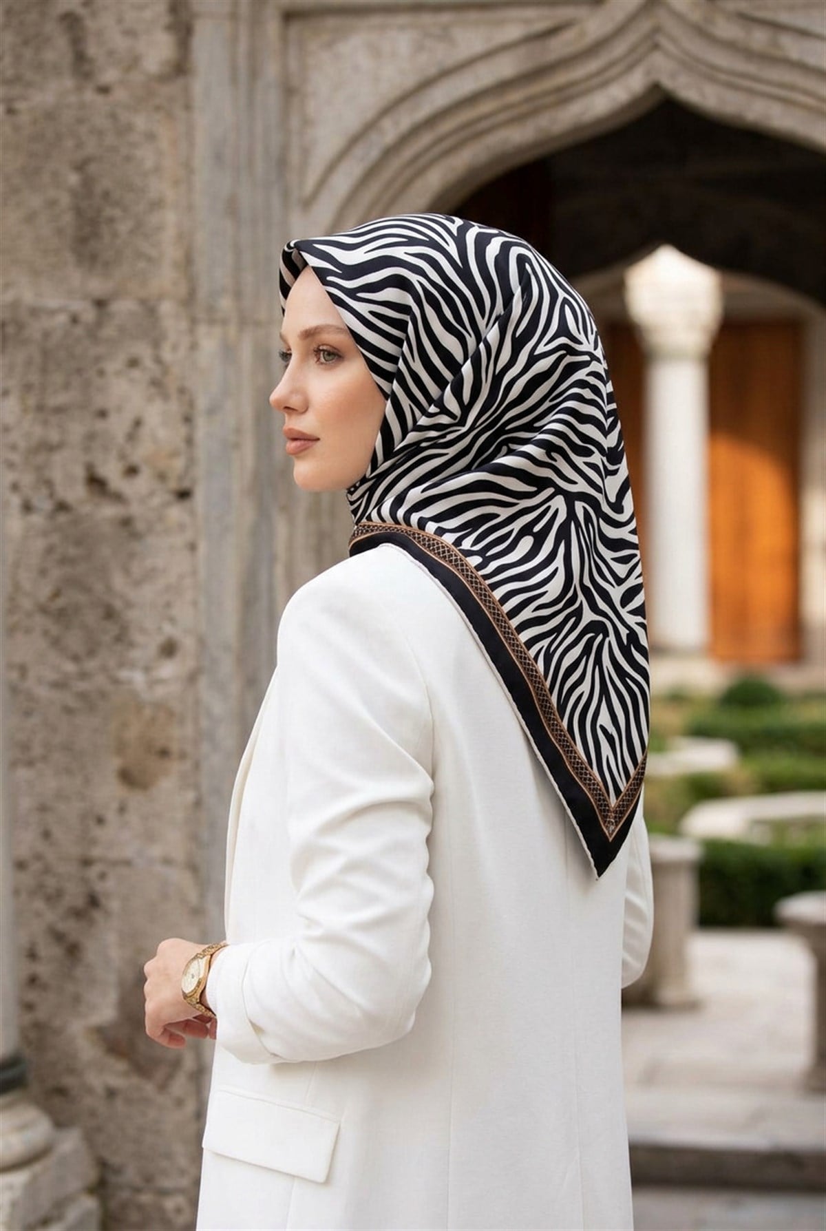 %100 Twill İpek Zebra Desenli Siyah - Krem Renkli 90x90 Eşarp Dikim Şekli : El Dikişi