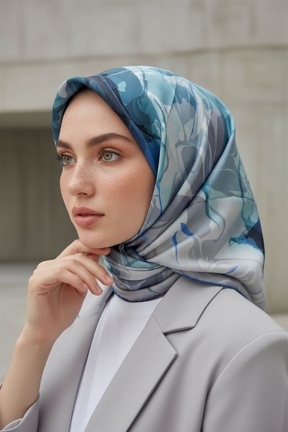 %100 Twill İpek Çiçekli Sulu Boya Dalga Desenli Gri - İndigo Renkli 90x90 Eşarp Dikim Şekli : El Dikişi