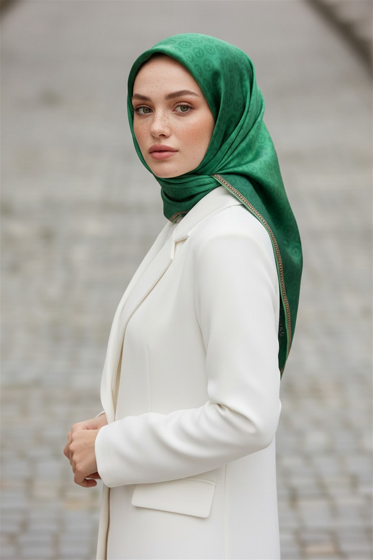 %100 Twill İpek Monogram Desenli Zümrüt Yeşili Renkli 90x90 Eşarp Dikim Şekli : El Dikişi