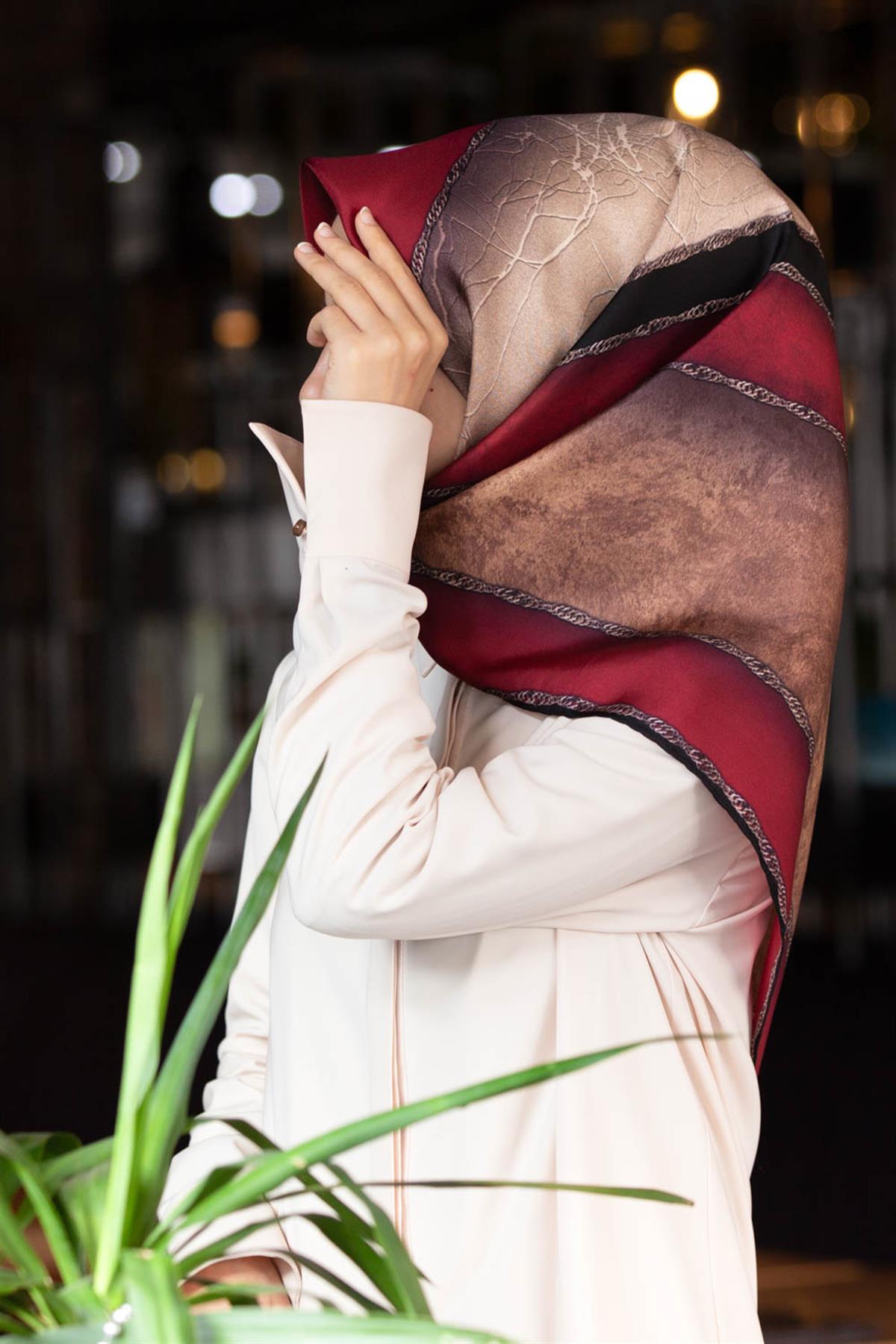 %100 Twill İpek Dokulu Geometrik Desenli Bordo - Siyah Renkli 90x90 Eşarp Dikim Şekli : El Dikişi