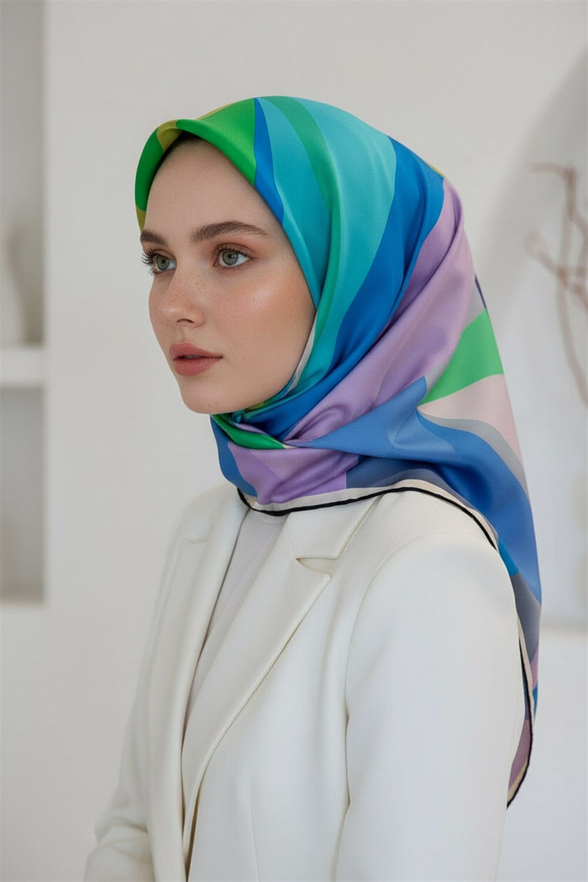 %100 Twill İpek Geometrik Desenli Zümrüt Yeşili - İndigo Renkli 90x90 Eşarp Dikim Şekli : El Dikişi