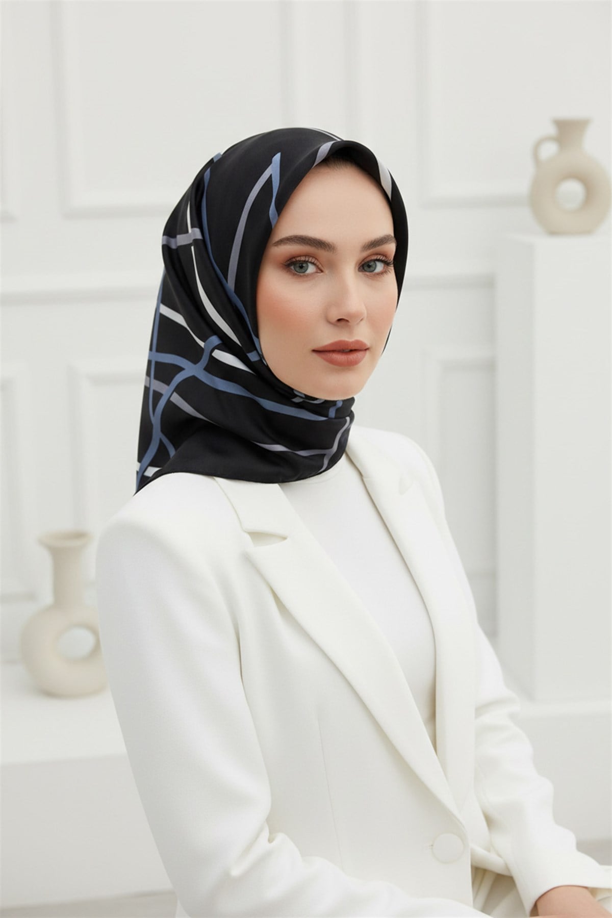 %100 Twill İpek Çizgili Desenli Siyah - İndigo Renkli 90x90 Eşarp Dikim Şekli : El Dikişi