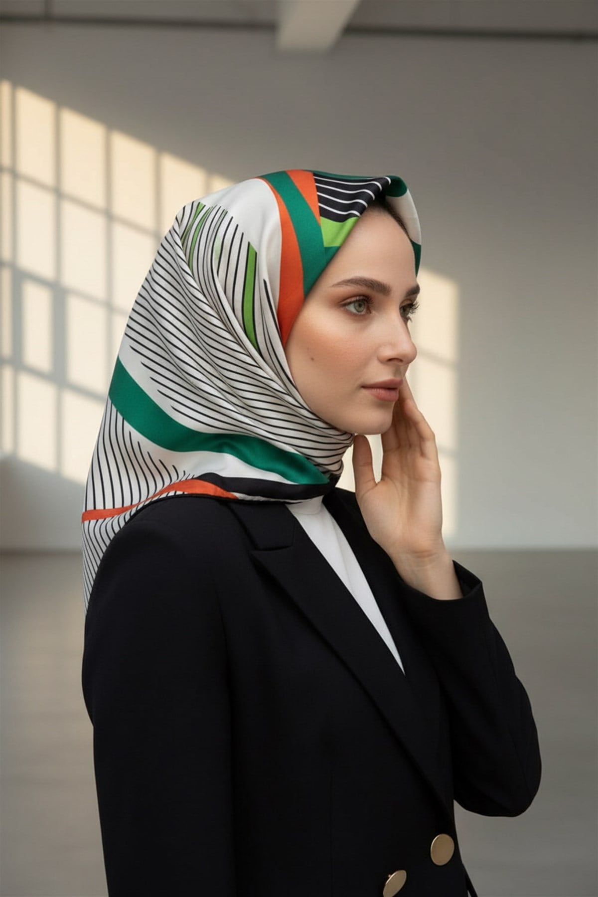 %100 Twill İpek Çizgili Geometrik Desenli Siyah - Fıstık Yeşili Renkli 90x90 Eşarp Dikim Şekli : El Dikişi