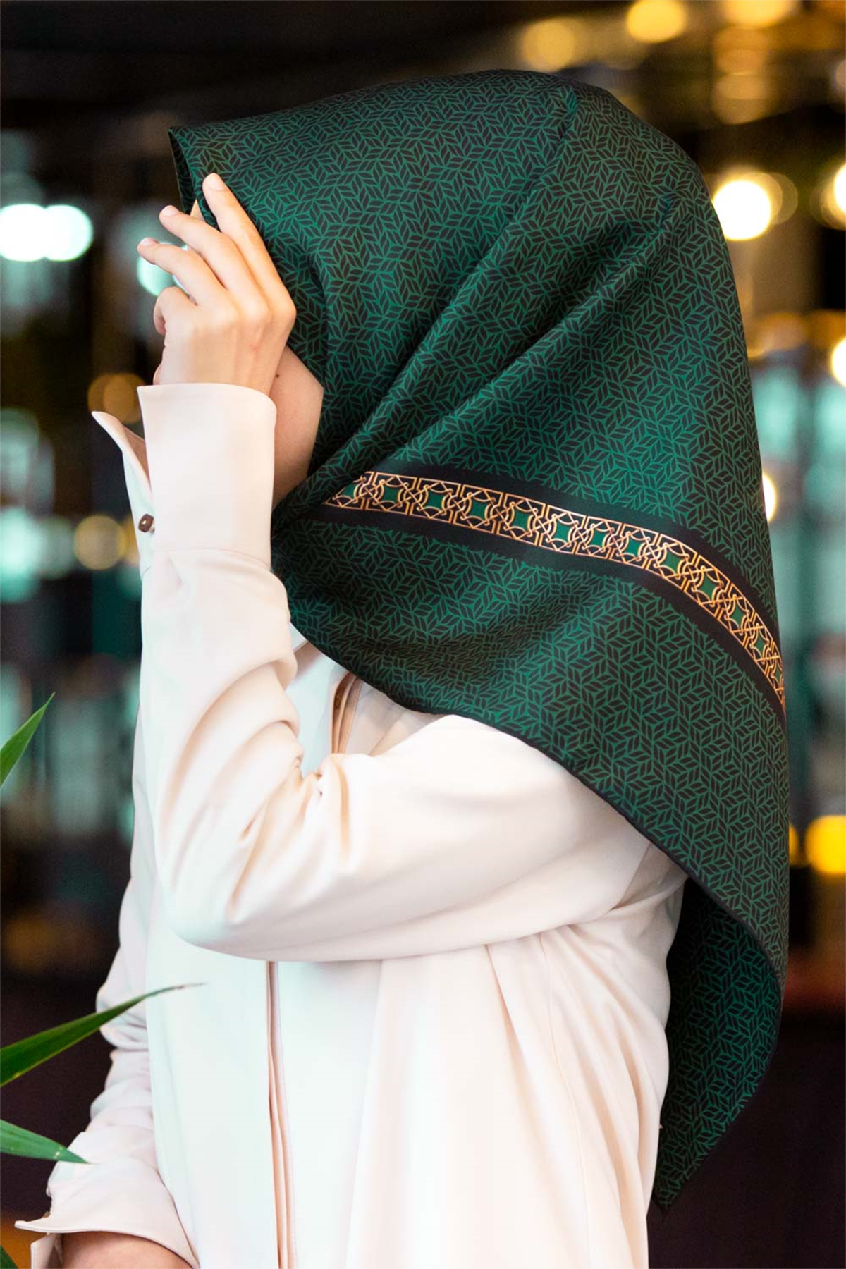 % 57 İPEK % 43 VİSKON Twill İpek Geometrik Desenli Zümrüt Yeşili - Siyah Renkli 90x90 Eşarp Dikim Şekli : El Dikişi