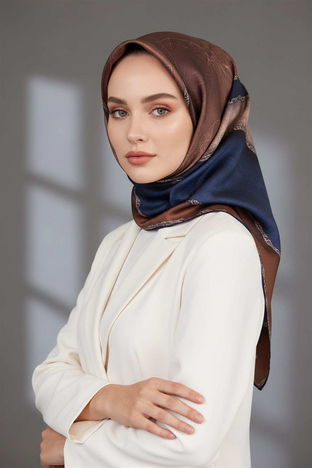 %100 Twill İpek Dokulu Geometrik Desenli Kahverengi - Lacivert Renkli 90x90 Eşarp Dikim Şekli : El Dikişi