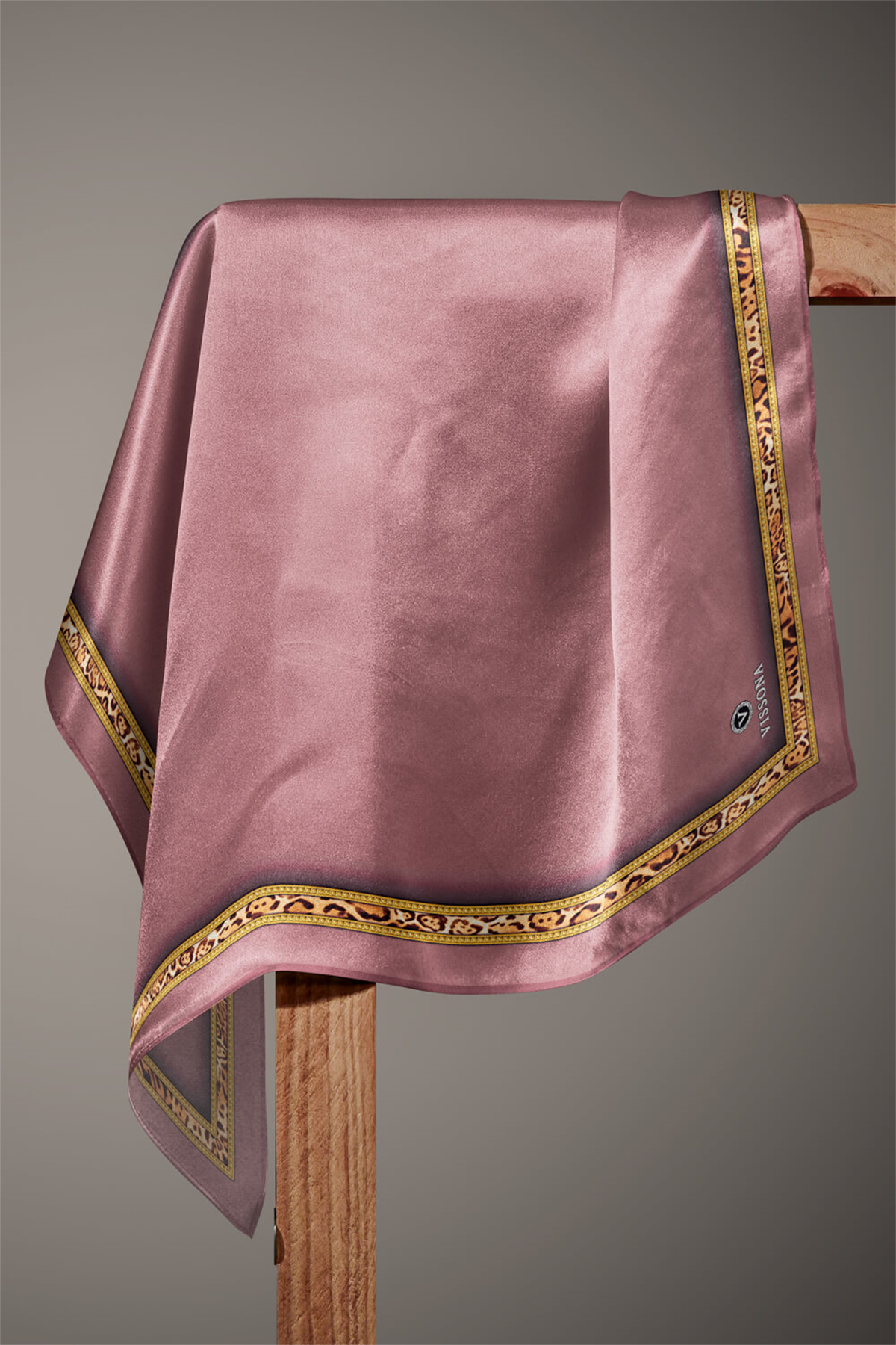 %100 Twill İpek Bordürü Leoparlı Düz Desenli Gül Kurusu - Gold Renkli 90x90 Eşarp Dikim Şekli : El Dikişi