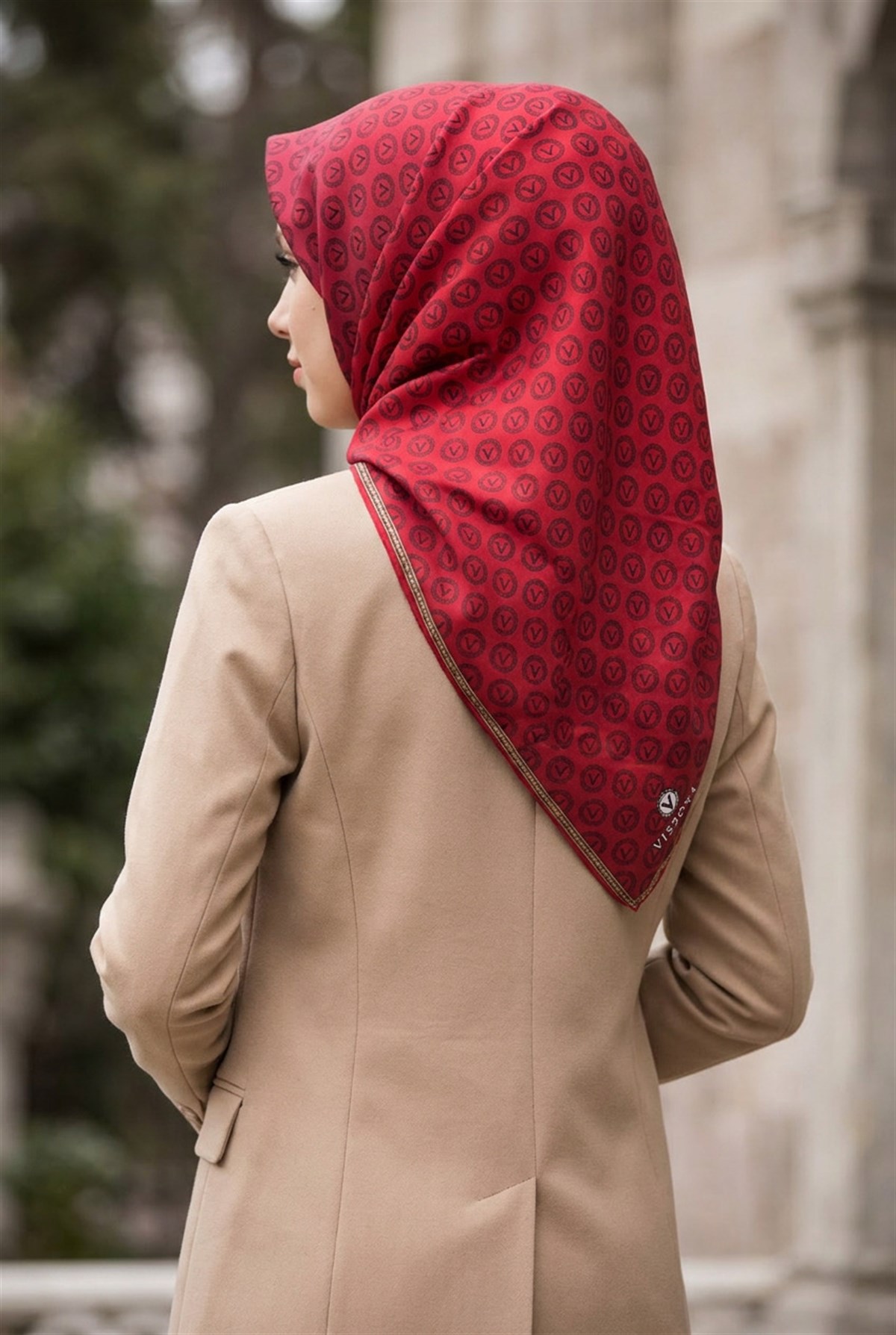 % 57 İPEK % 43 VİSKON Twill İpek Monogram Desenli Kırmızı Renkli 90x90 Eşarp Dikim Şekli : El Dikişi