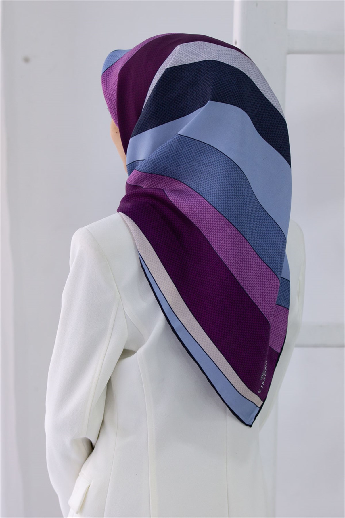 %100 Twill İpek Eşarp 90x90 Siyah Krem Çizgili Geometrik Desenli El Dikişli Kadın Eşarp