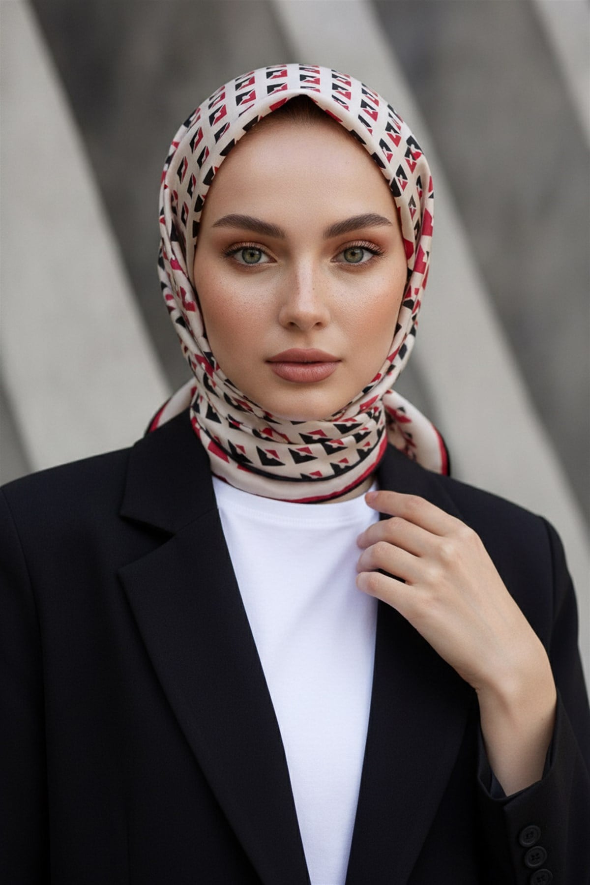 %100 Twill İpek Geometrik Desenli Kırmızı - Siyah Renkli 90x90 Eşarp Dikim Şekli : El Dikişi