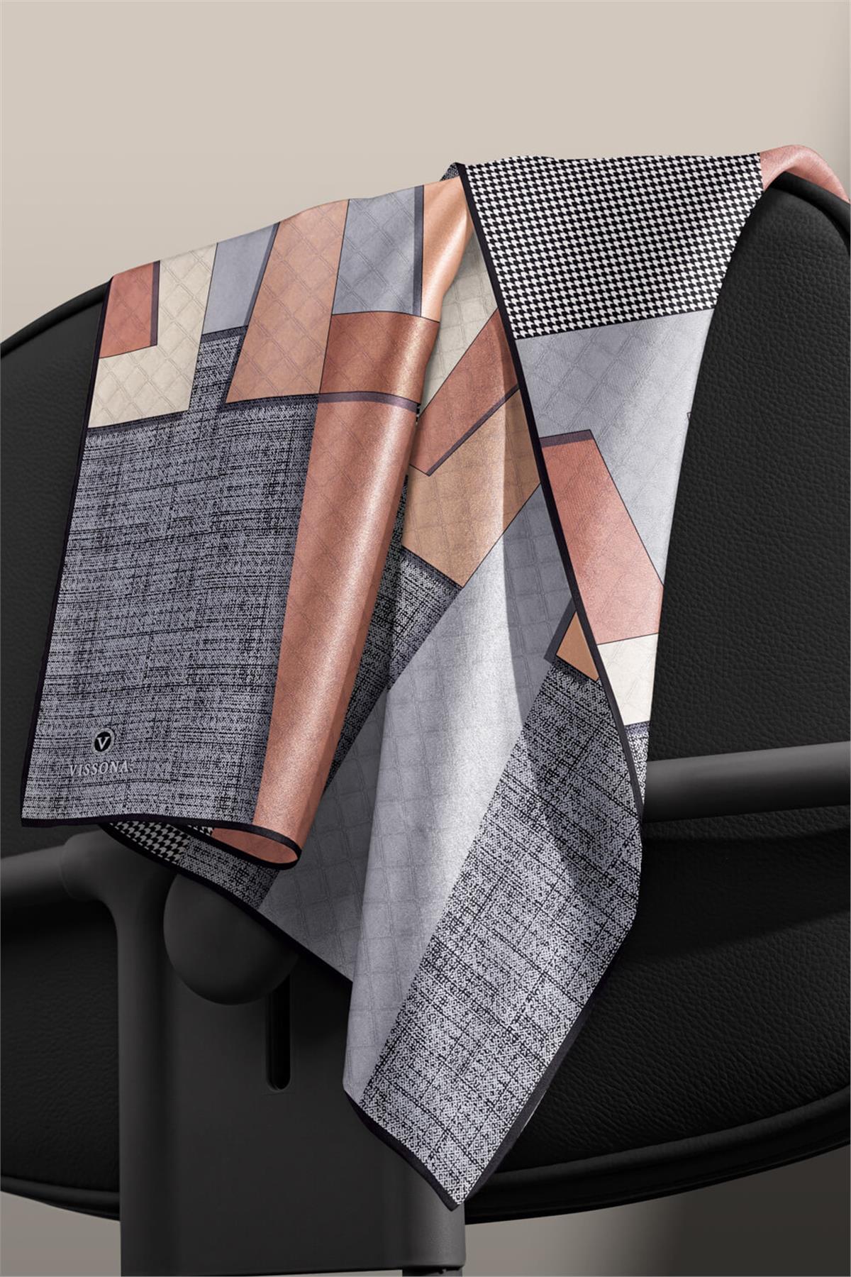 %100 Twill İpek Kazayaklı Ve Geometrik Desenli Gri - Bakır Renkli 90x90 Eşarp Dikim Şekli : El Dikişi