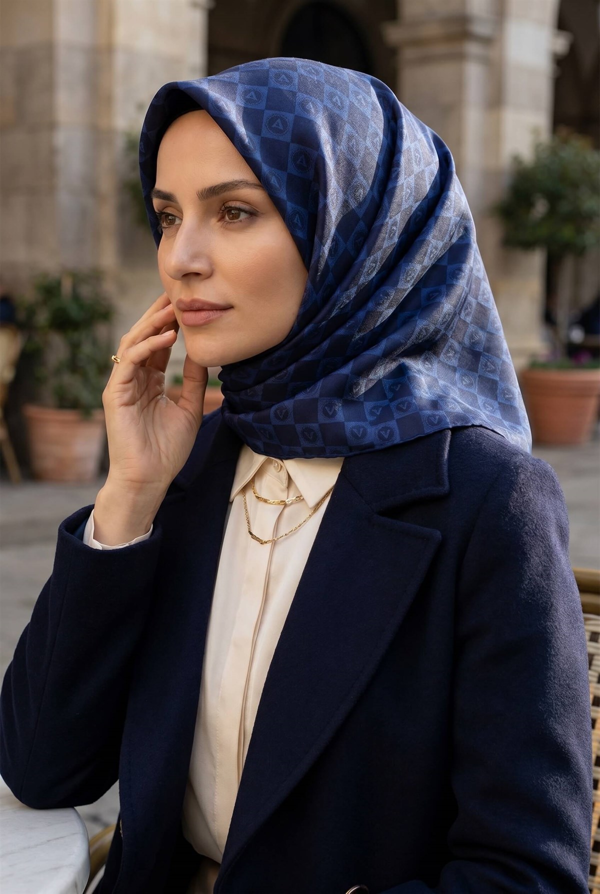 %100 Twill İpek Monogram Desenli Lacivert Renkli 90x90 Eşarp Dikim Şekli : El Dikişi