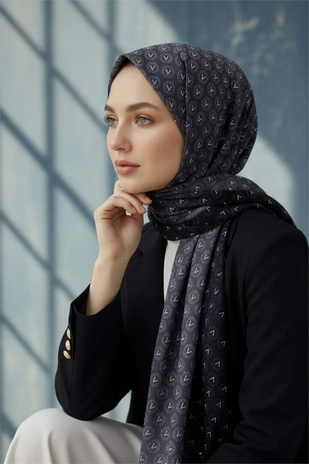 KREP MONOGRAM DESENLİ SİYAH - GRİ RENKLİ 75X195 KIRIŞMAZ ŞAL