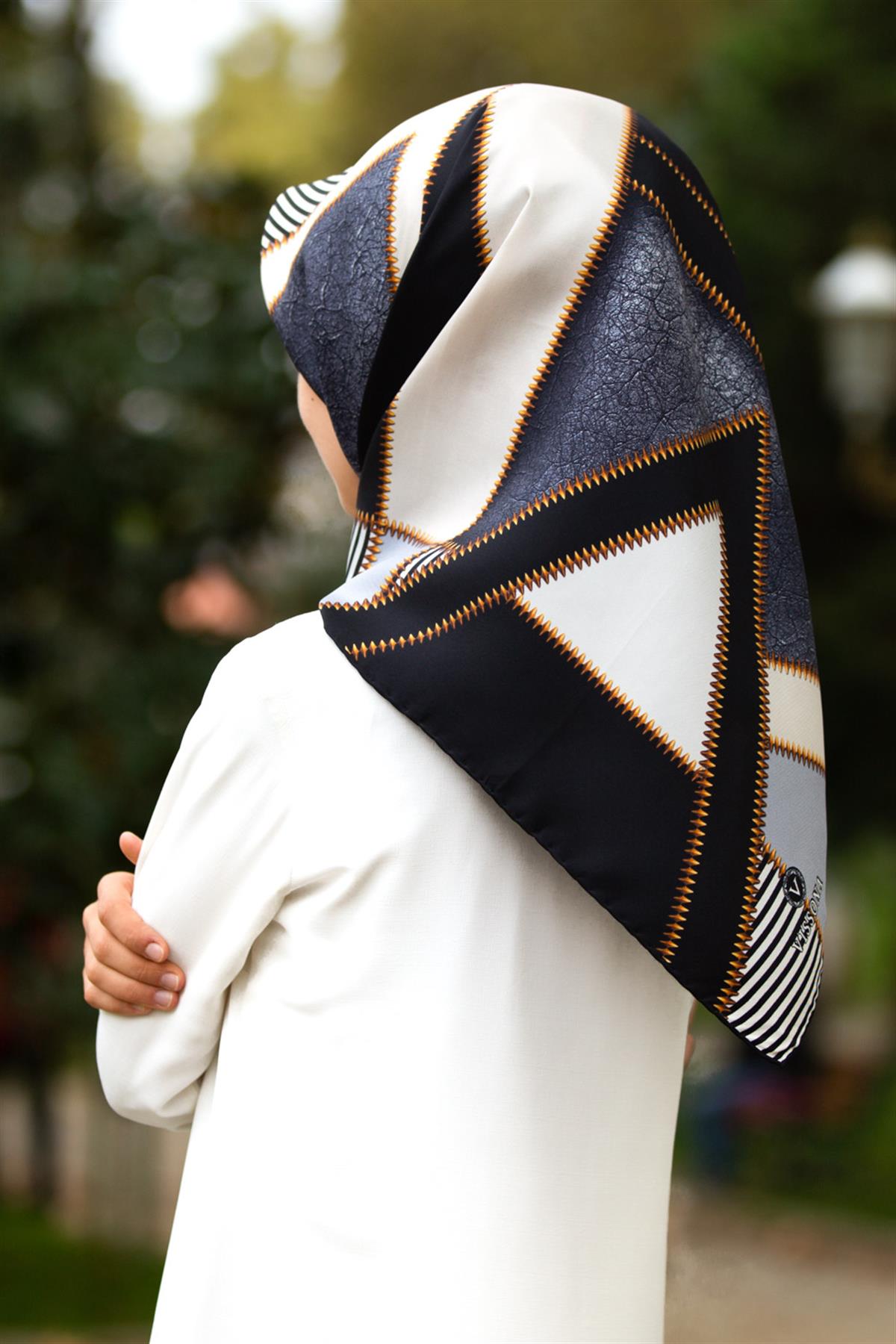 %100 Twill İpek Geometrik Desenli Gümüş - Siyah Renkli 90x90 Eşarp Dikim Şekli : El Dikişi