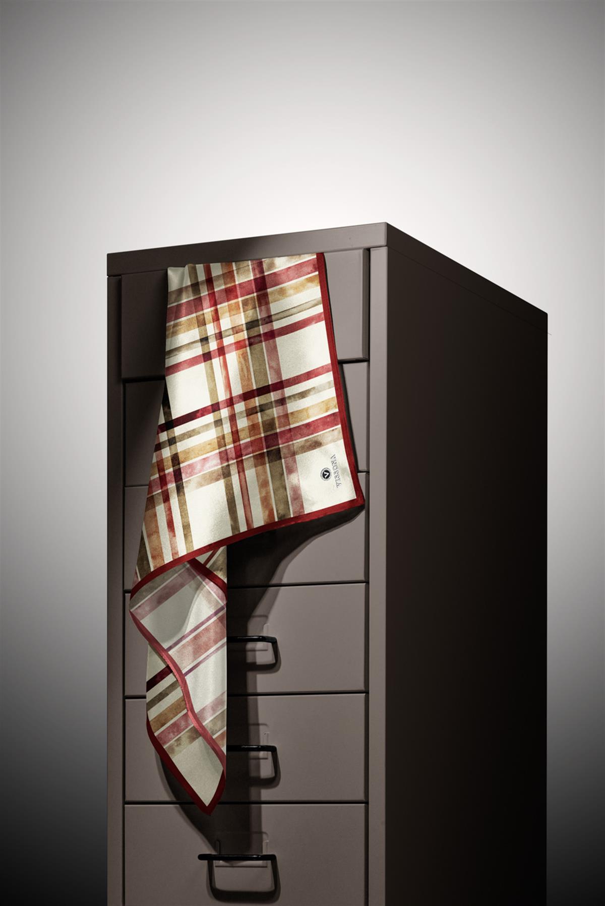 %100 Twill İpek Ekose Desenli Bordo - Haki Renkli 90x90 Eşarp Kenar Dikiş Şekli El Dikişli