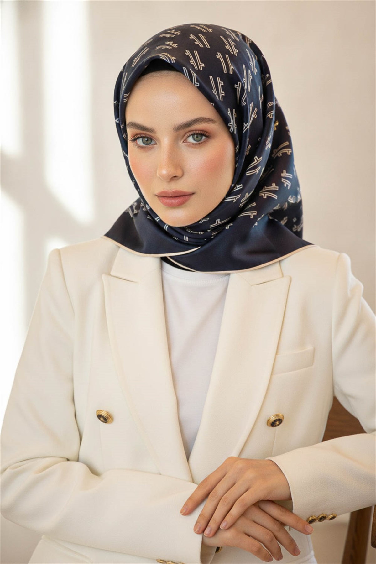 % 57 İPEK % 43 VİSKON Twill İpek Geometrik Desenli Lacivert - Krem Renkli 90x90 Eşarp Dikim Şekli : El Dikişi