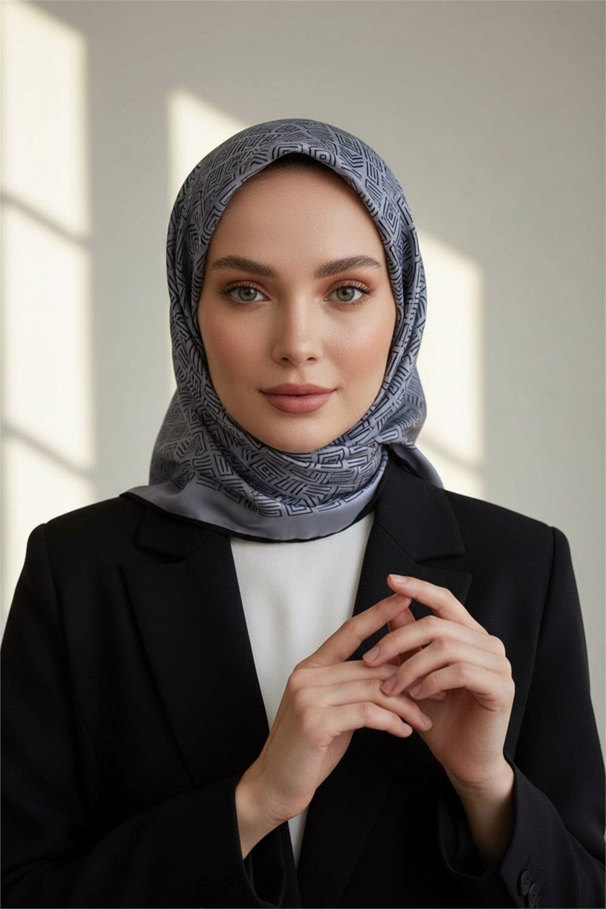 100% Twill İpek Etnik Motif Desenli Gri - Siyah Renkli 90x90 Dikim Şekli : El Dikişi Eşarp
