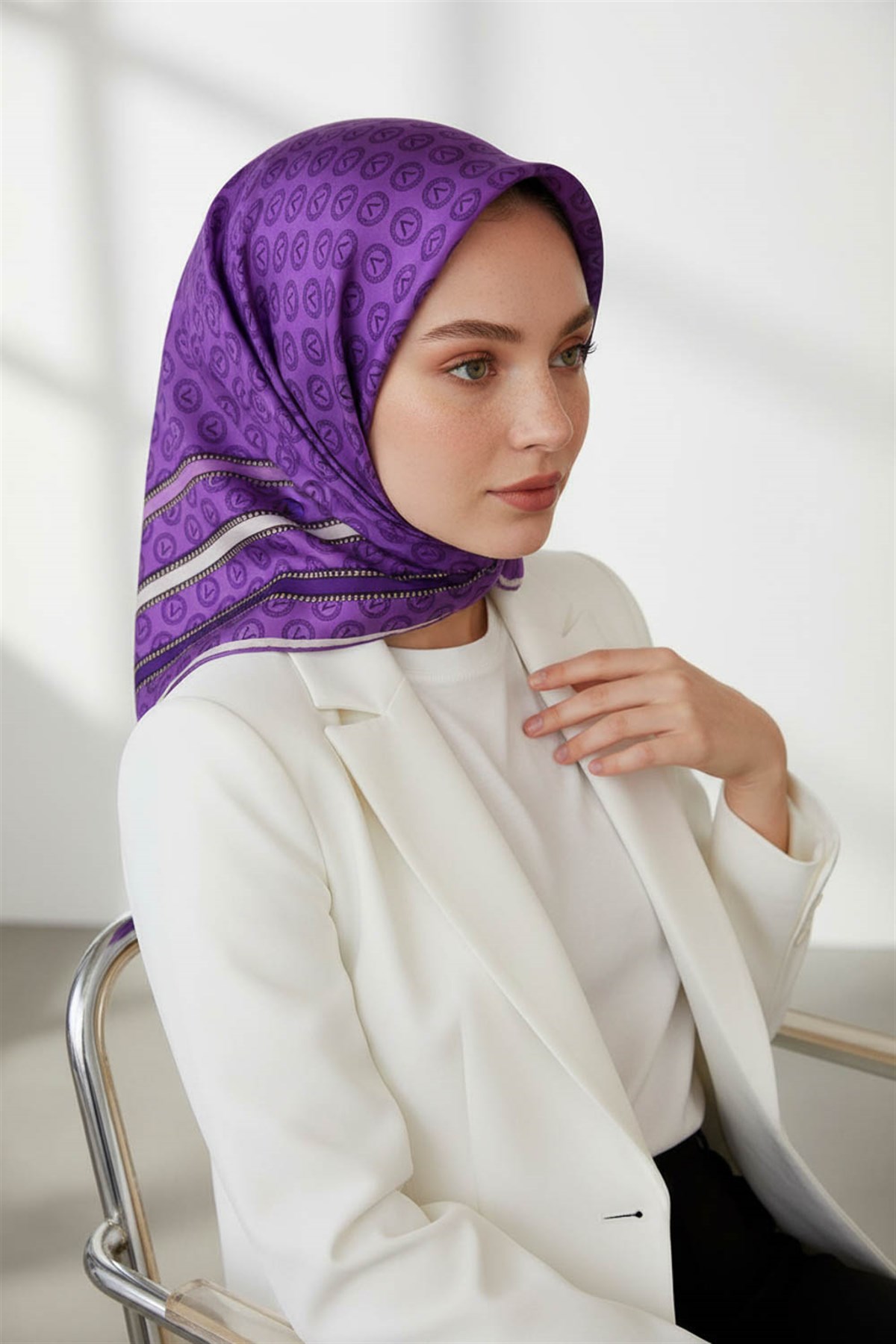 %100 Twill İpek Monogram Desenli Lila - Lila Renkli 90x90 Eşarp Dikim Şekli : El Dikişi