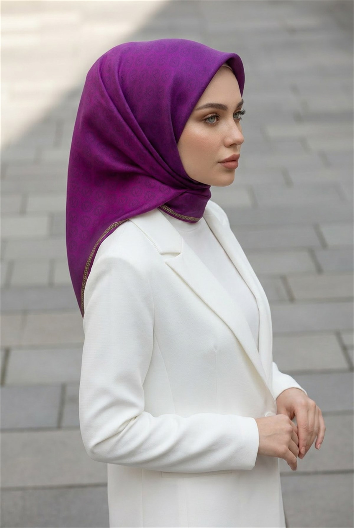 %100 Twill İpek Monogram Desenli Mürdüm Renkli 90x90 Eşarp Dikim Şekli : El Dikişi