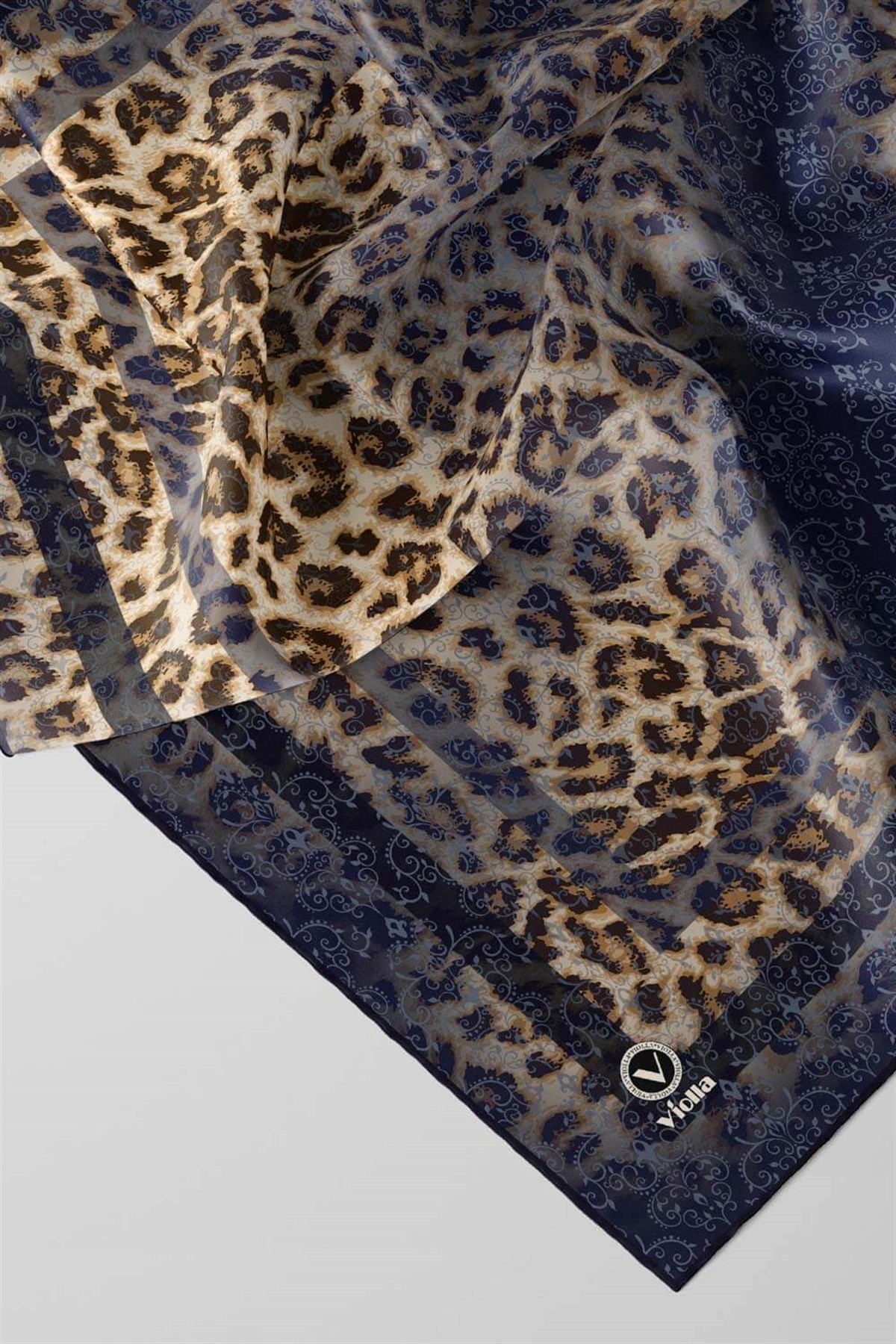 Kristal Leopar Desenli Lacivert Renkli 90x90 Eşarp (İpek İçermez) Kenar Dikiş Şekli El Dikişli