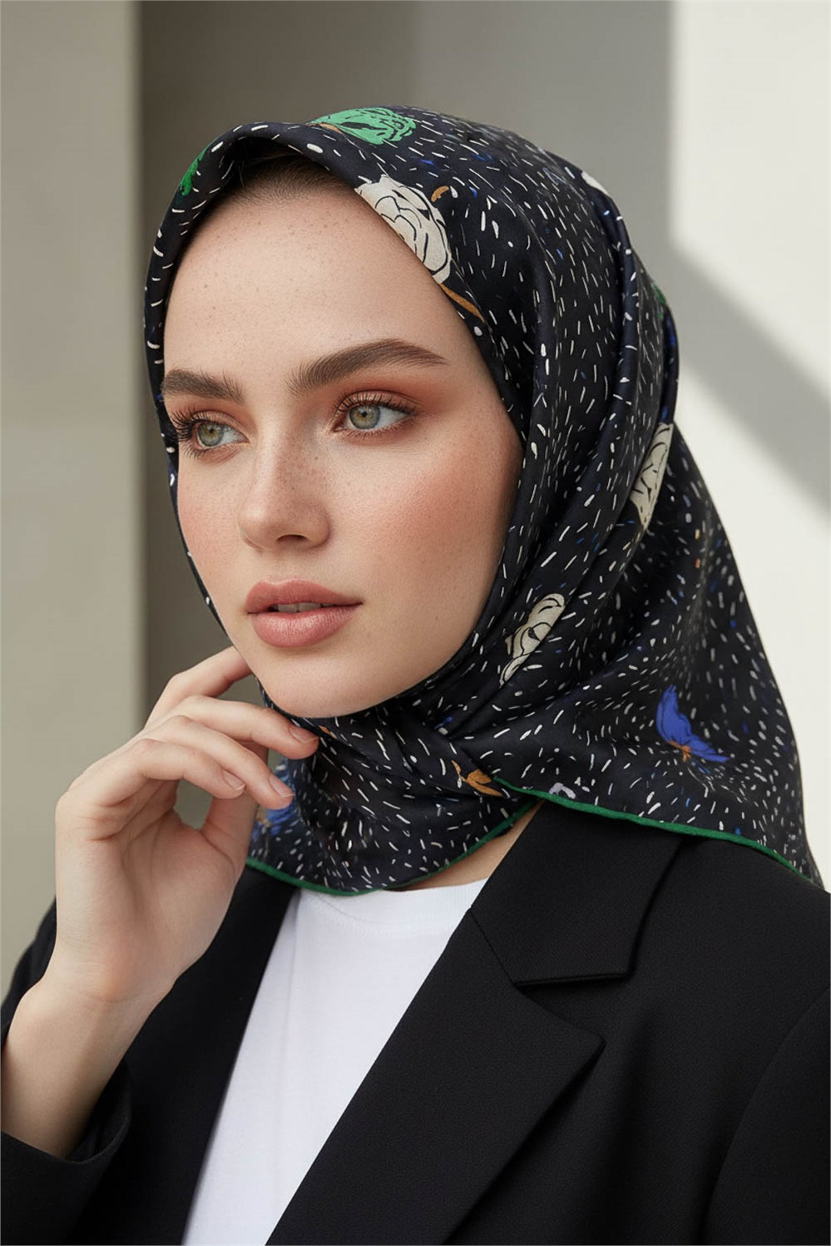 %100 Twill İpek Çıtır Çiçek Desenli Zümrüt Yeşili - Saks Renkli 90x90 Eşarp Dikim Şekli : El Dikişi