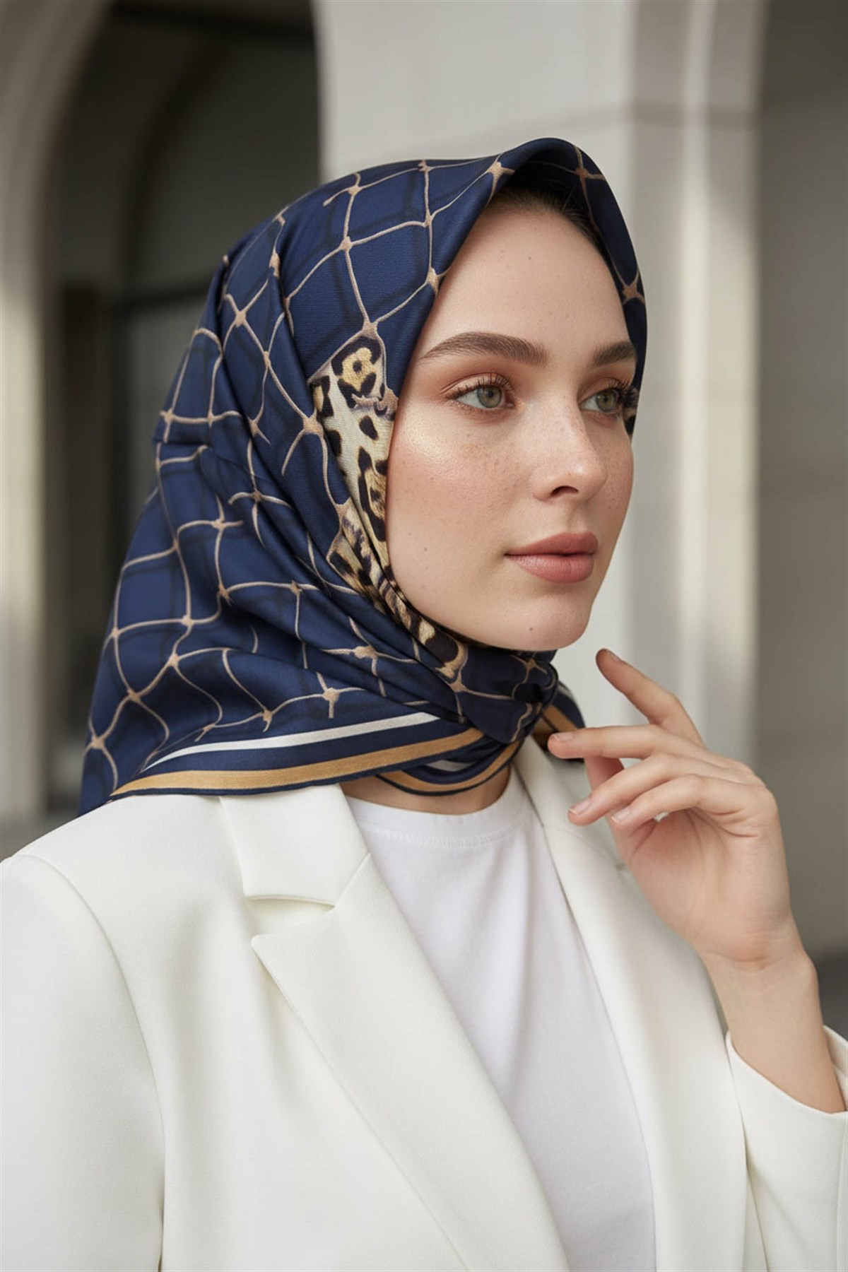 %100 Twill İpek Leopar Desenli Lacivert Renkli 90x90 Eşarp Dikim Şekli : El Dikişi
