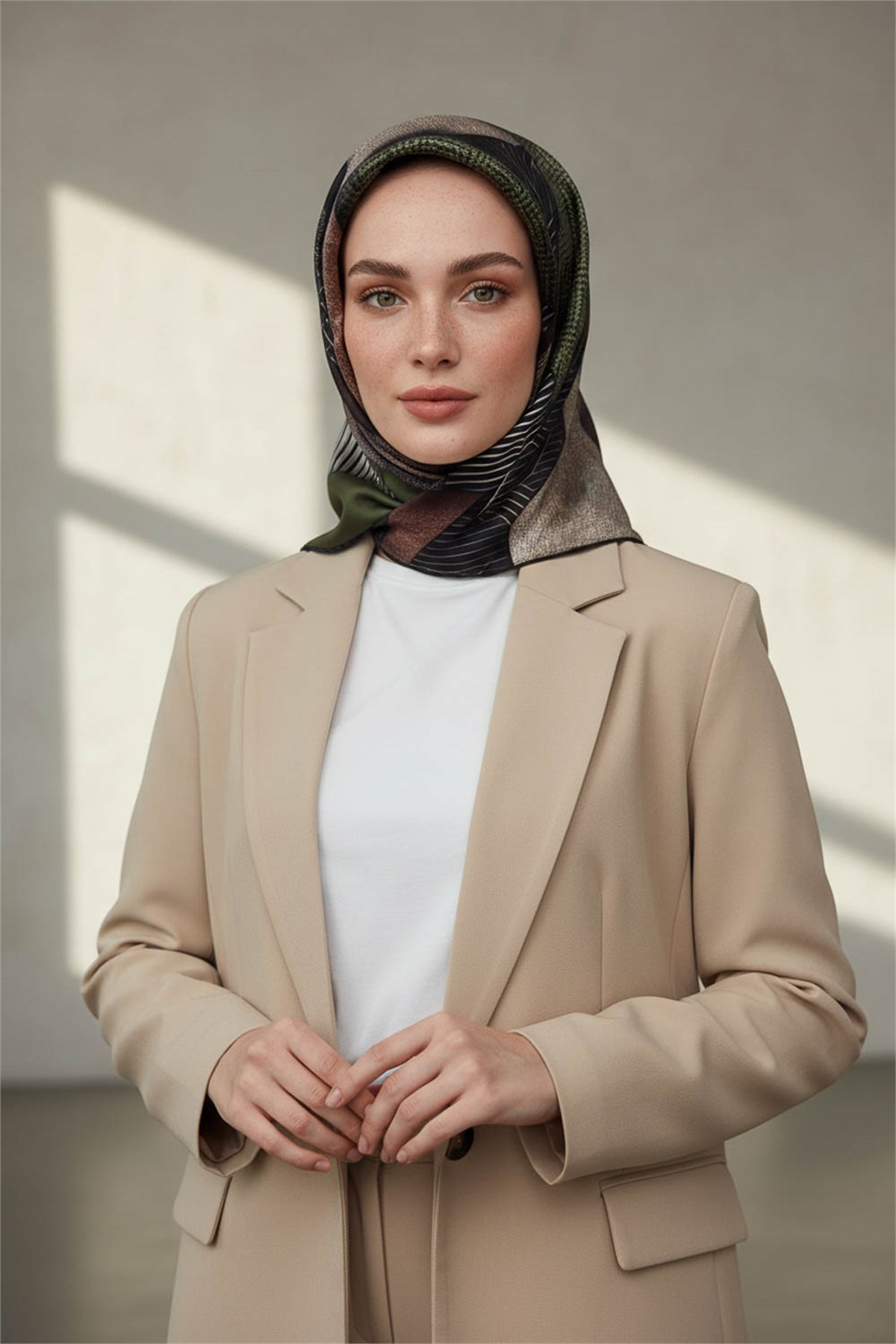%100 Twill İpek Dokulu ve Geometrik Desenli Haki - Vizon Yeşili Renkli 90x90 Eşarp Dikim Şekli : El Dikişi