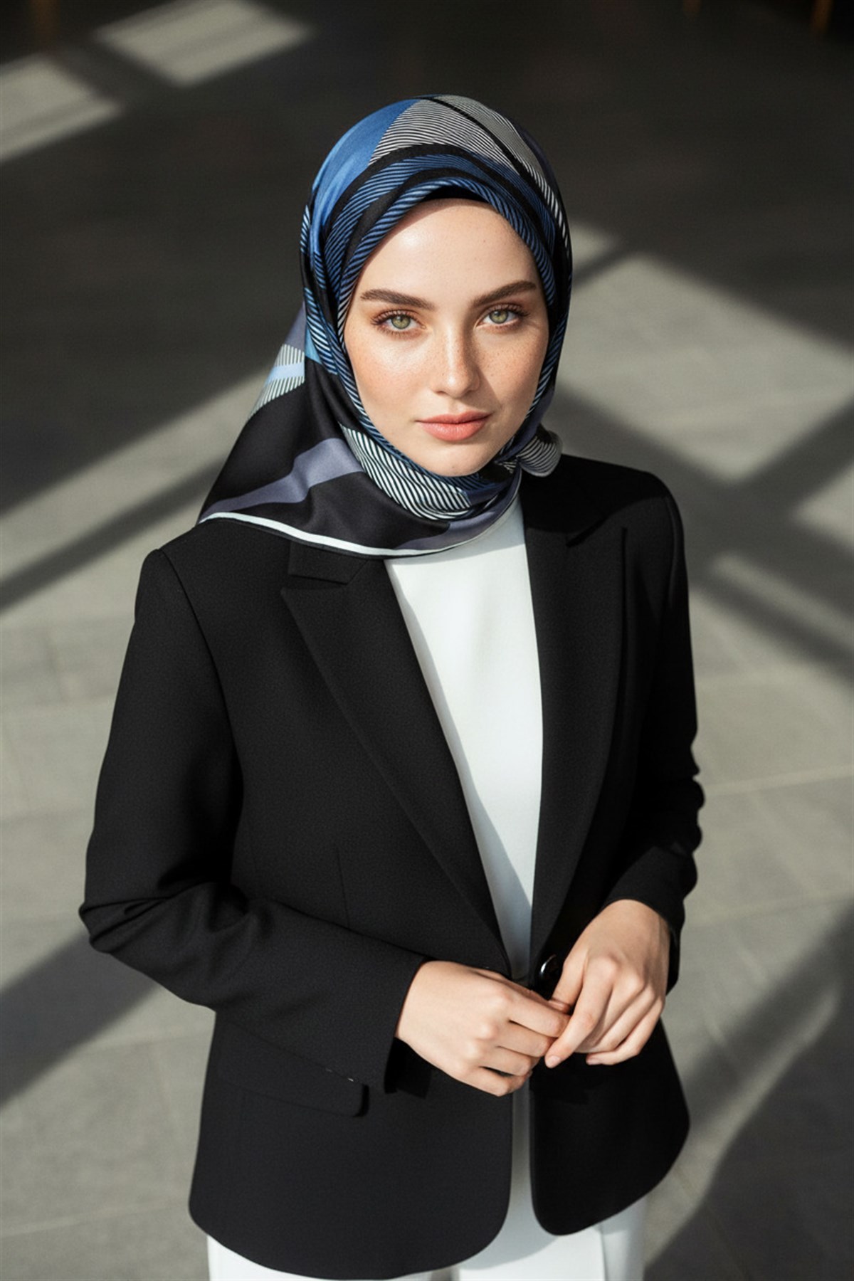 %100 Twill İpek Geometrik Desenli İndigo - Siyah Renkli 90x90 Eşarp Dikim Şekli : El Dikişi