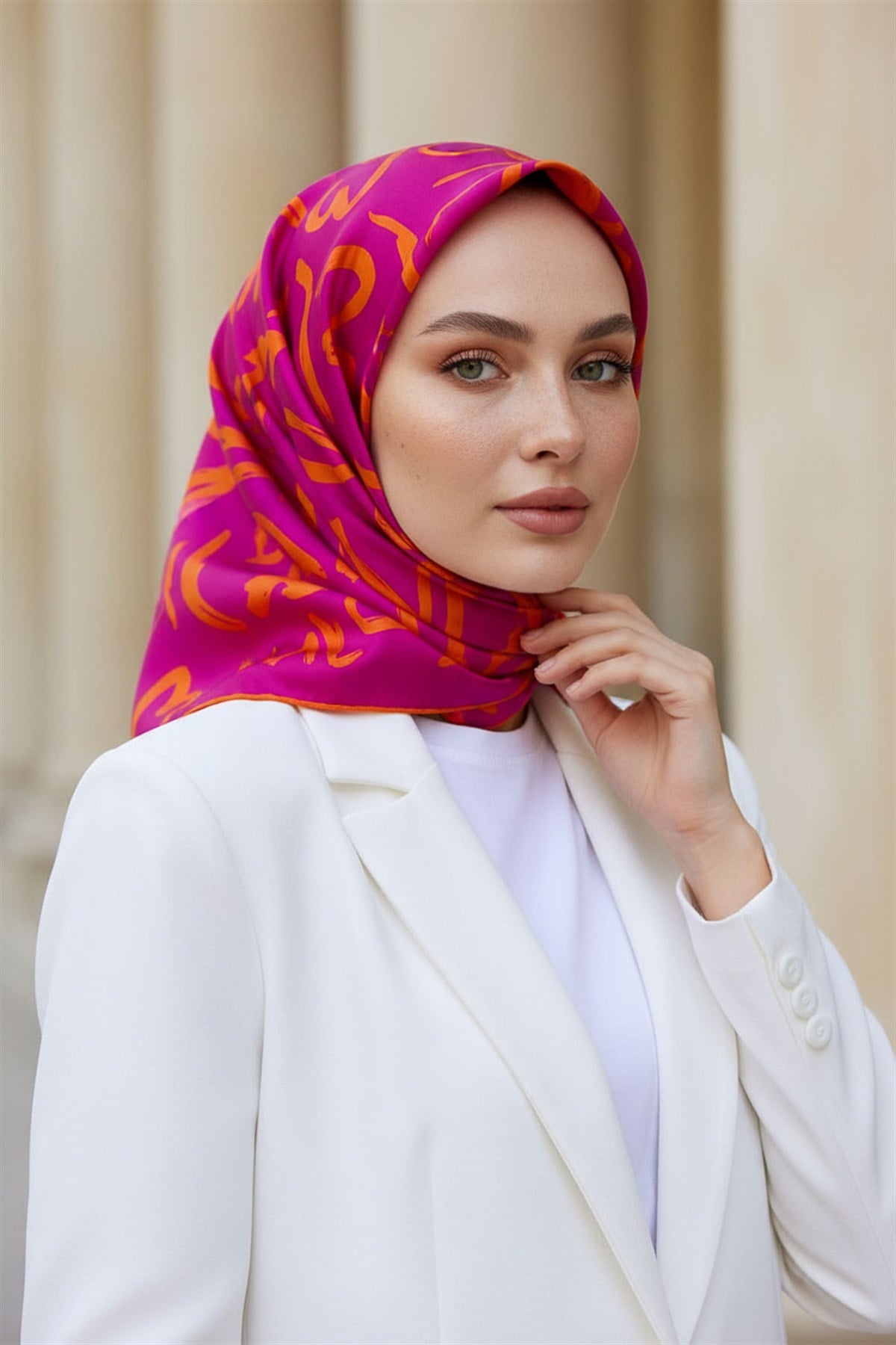 % 57 İPEK % 43 VİSKON Twill İpek Büyük Çiçek Desenli Fuşya - Turuncu Renkli 90x90 Eşarp Dikim Şekli : El Dikişi