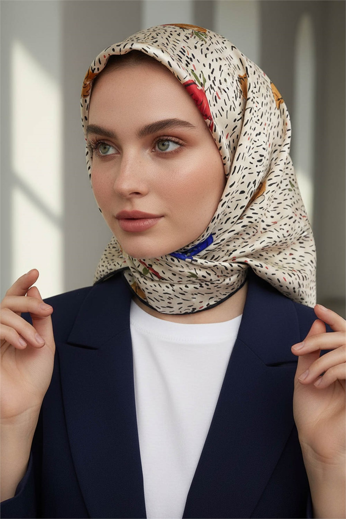 %100 Twill İpek Çıtır Çiçek Desenli Gold - Krem Renkli 90x90 Eşarp Dikim Şekli : El Dikişi
