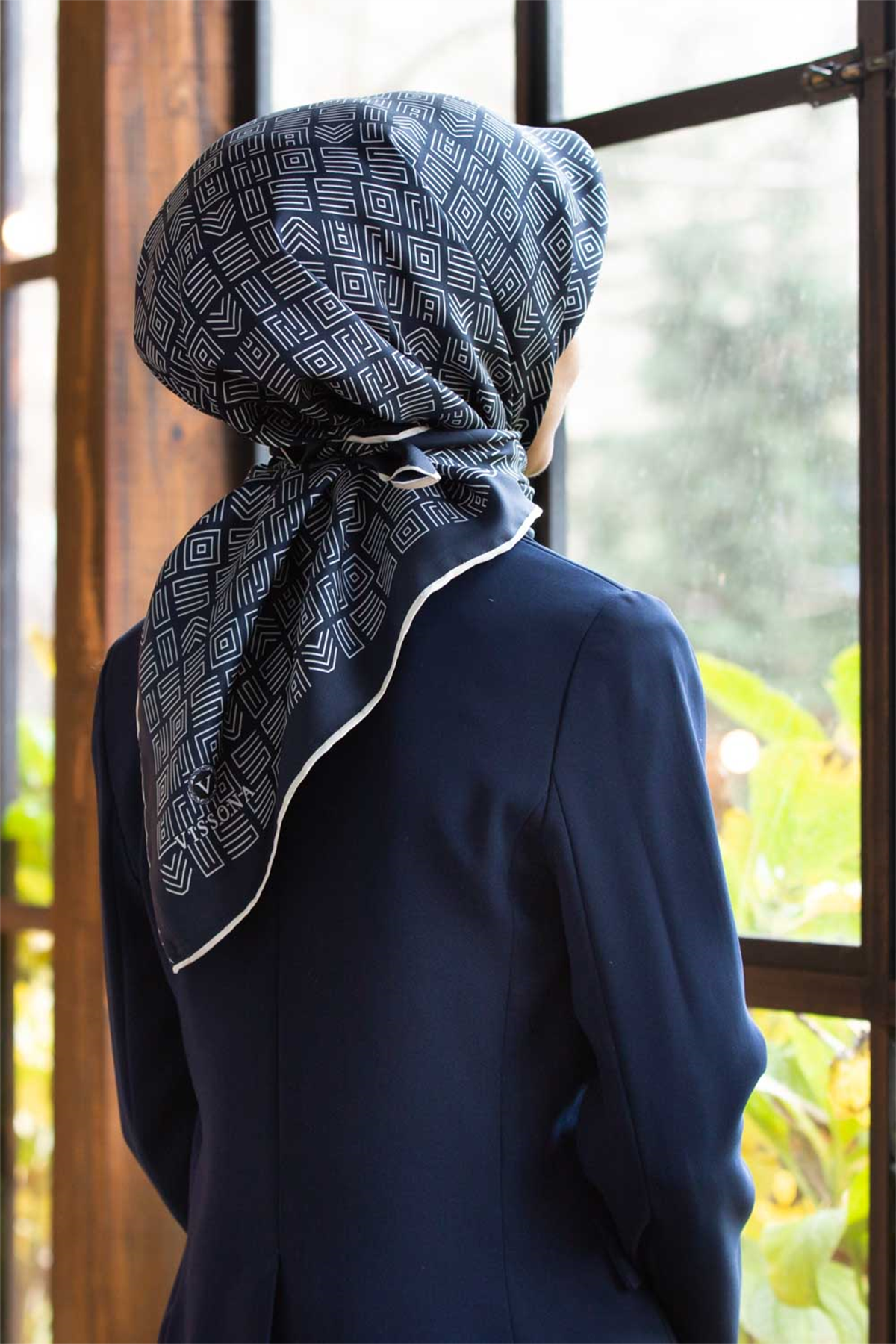 %57 İPEK %43 VİSKON Twill İpek Etnik Motif Desenli Lacivert - Krem Renkli 90x90 Eşarp Dikim Şekli : El Dikişi