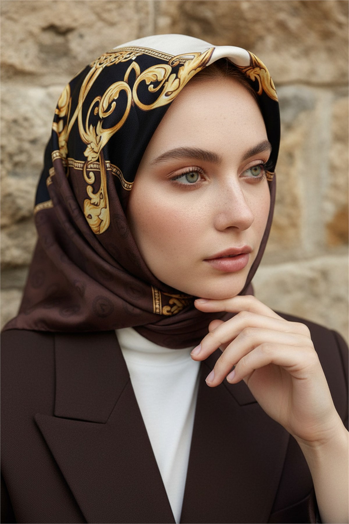 %100 Twill İpek Monogram Ve Barok Desenli Kahverengi Renkli 90x90 Eşarp Dikim Şekli : El Dikişi