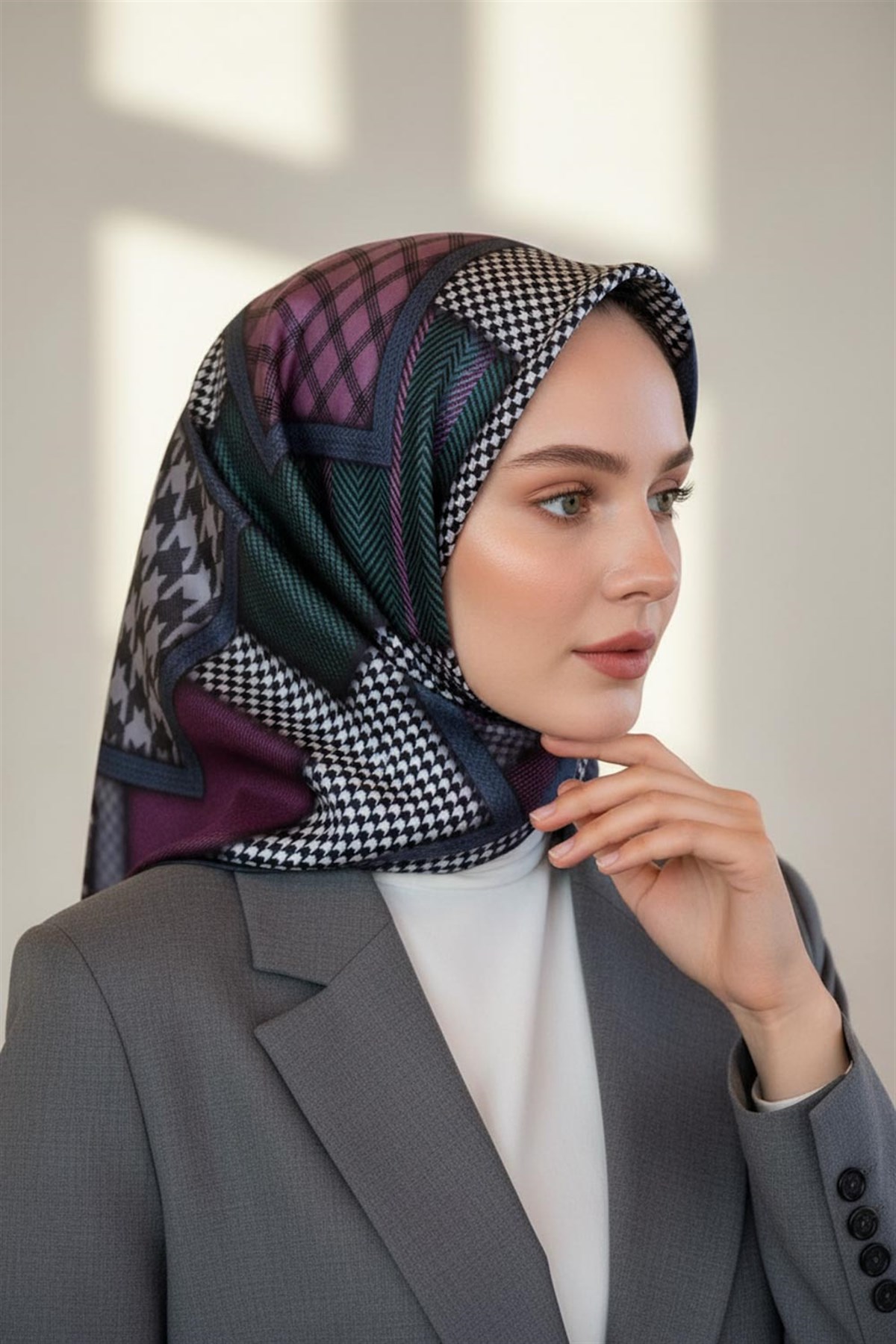 %100 Twill İpek Kazakayaklı Ve Ekose Desenli Gri - Gümüş Renkli 90x90 Eşarp Dikim Şekli : El Dikişi