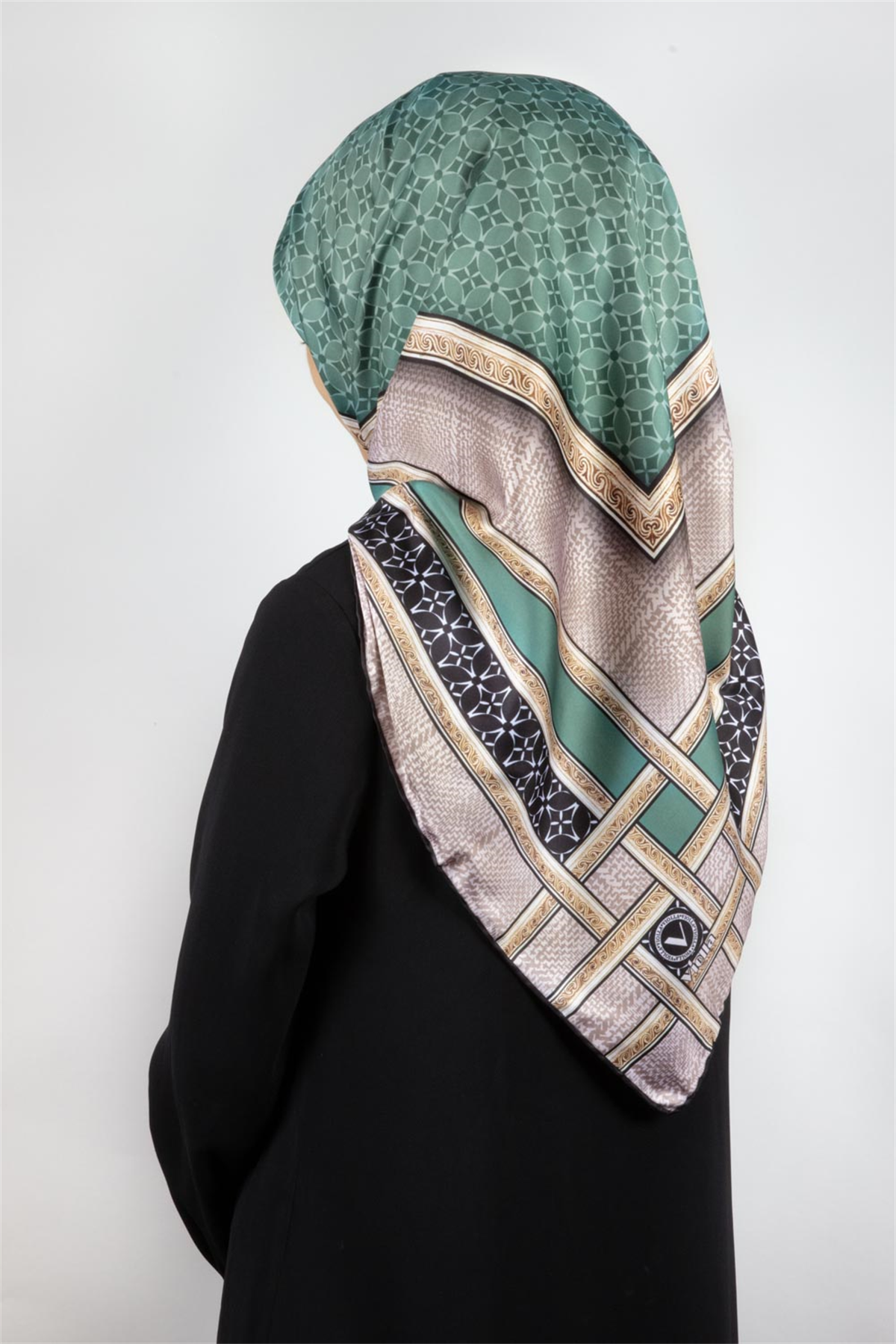 Twill Gold Bordürlü Geometrik Desenli Petrol Yeşili Renkli 90x90 Eşarp (İpek İçermez) Kenar Dikiş Şekli El Dikişli