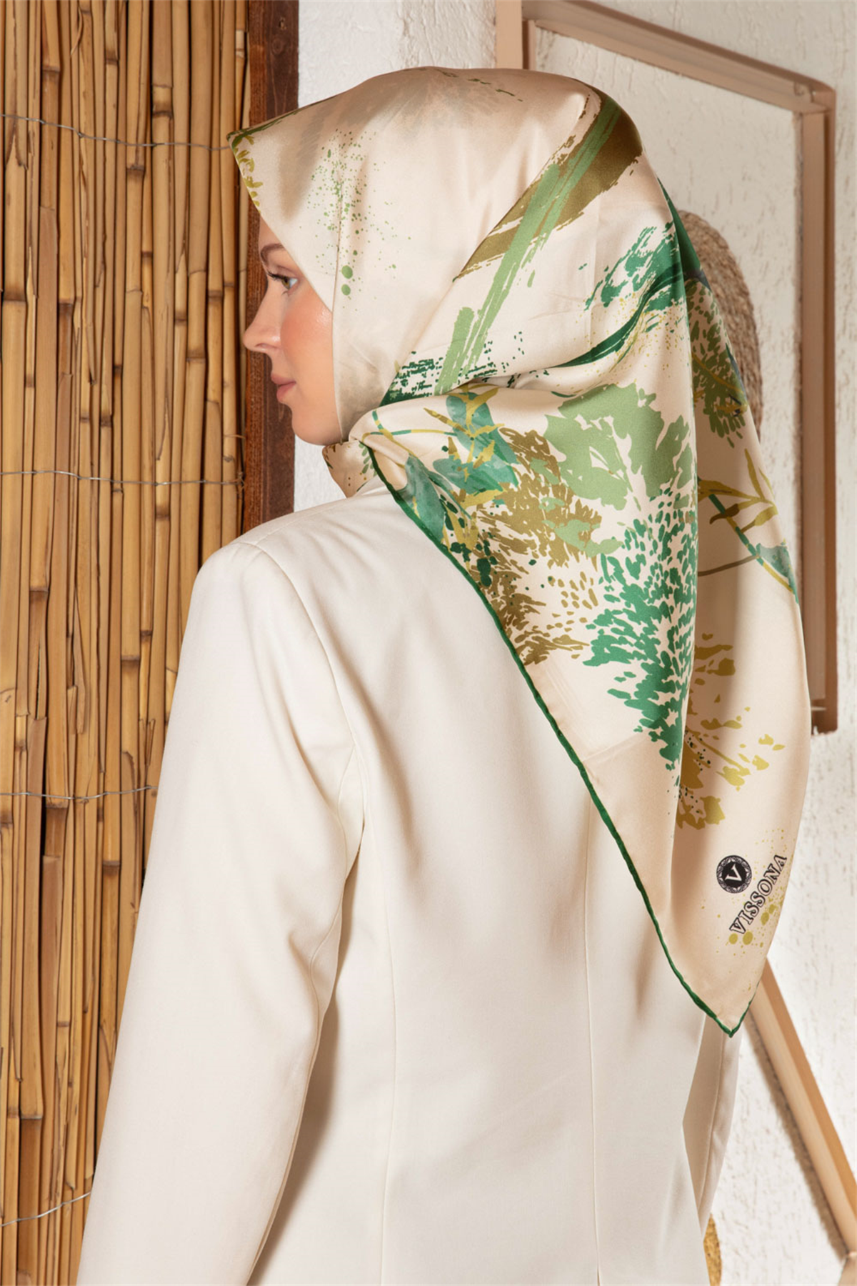 %100 Twill İpek Suluboya Çiçek Desenli Zümrüt Yeşili - Haki Yeşili Renkli 90x90 Eşarp Dikim Şekli : El Dikişi