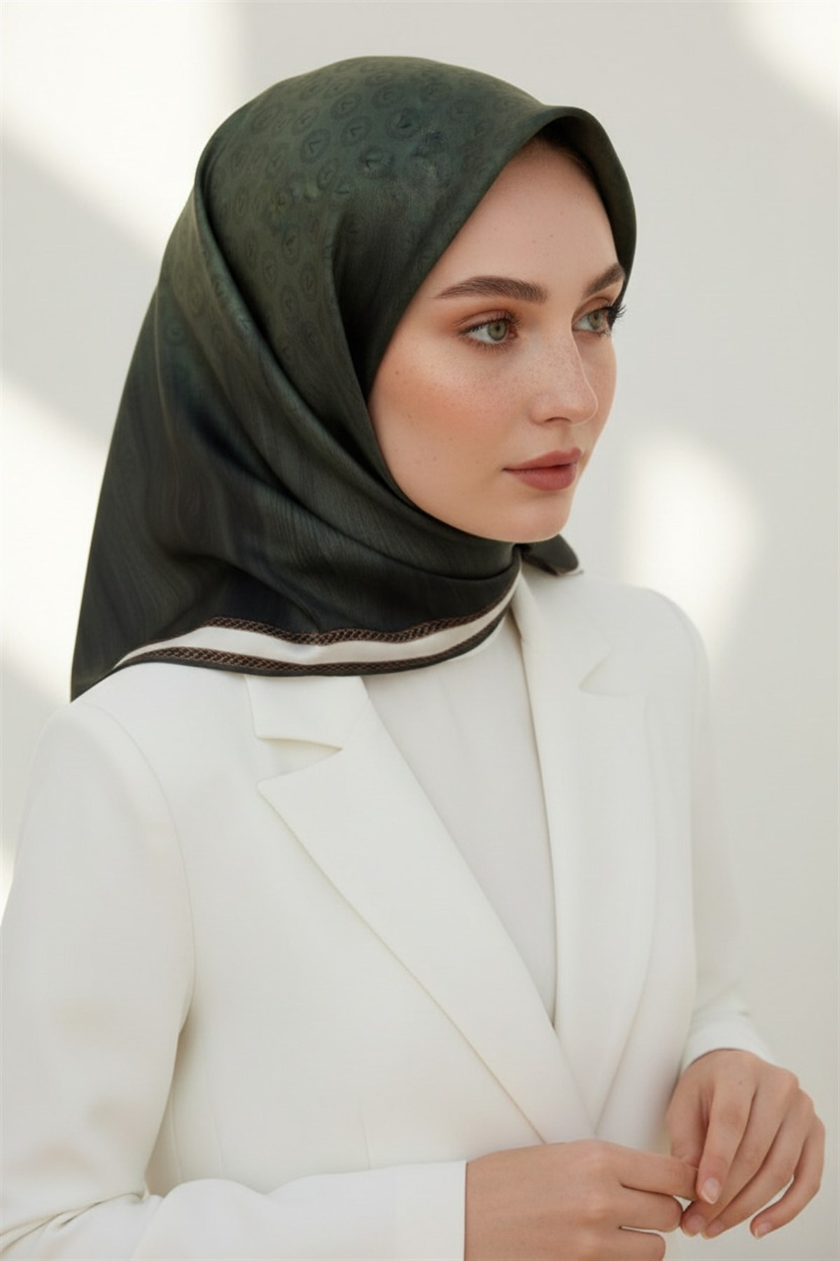 100% Twill İpek Monogram Desenli Haki Renkli 90x90 Dikim Şekli : El Dikişi Eşarp