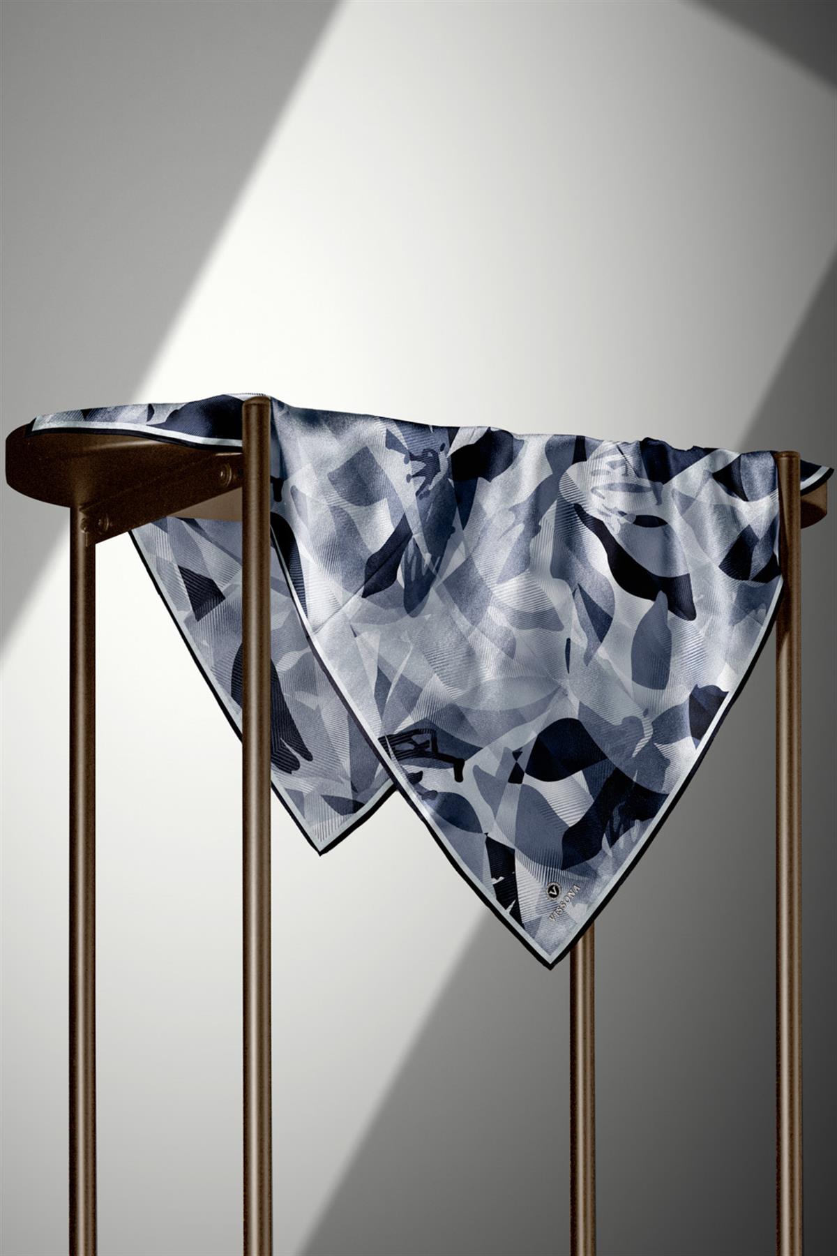 %100 Twill İpek Çiçek Desenli Gri - Siyah Renkli 90x90 Eşarp Dikim Şekli : El Dikişi