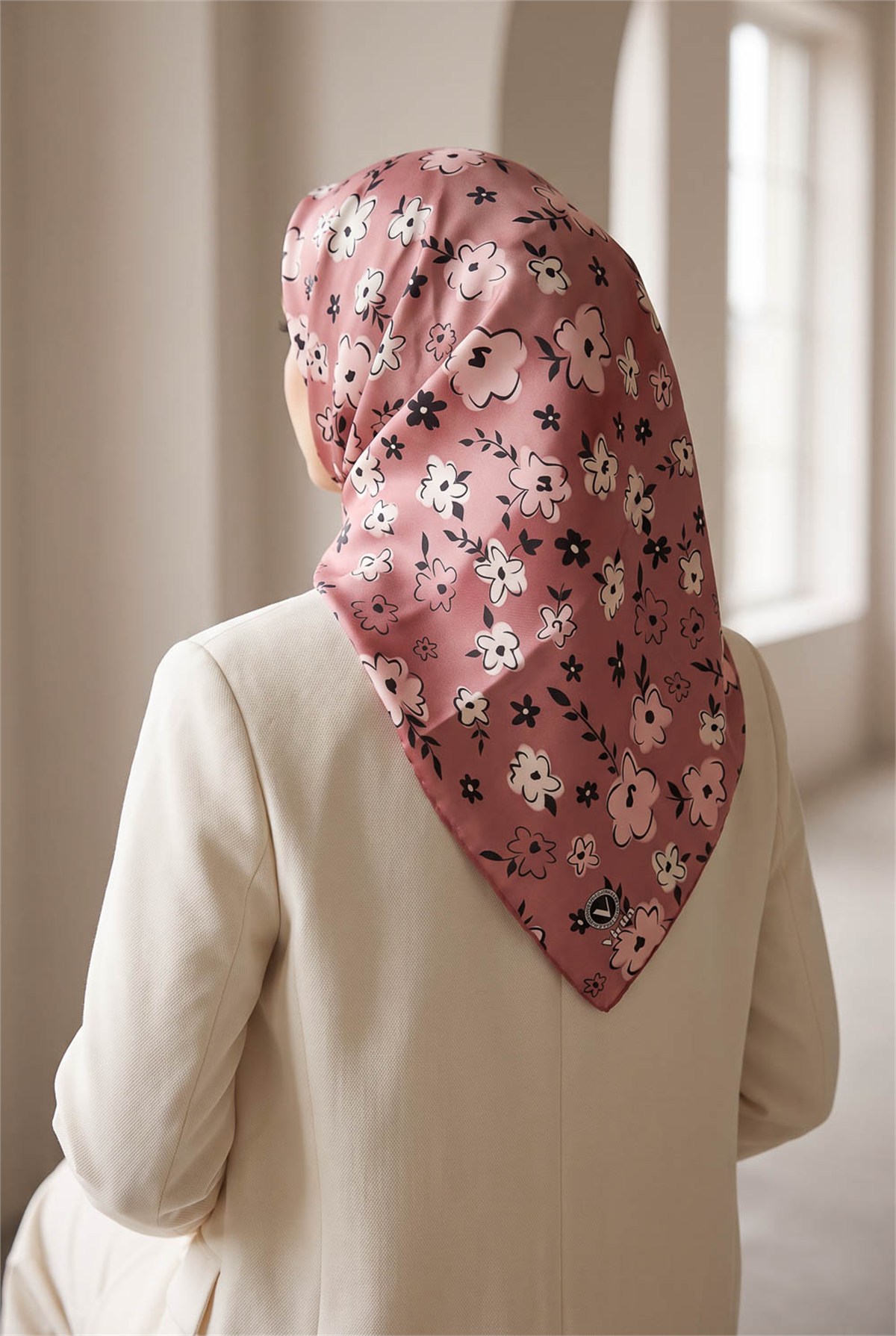 Rayon Papatya Desenli Pudra Renkli 90x90 Eşarp (İpek İçermez) Kenar Dikiş Şekli El Dikişli